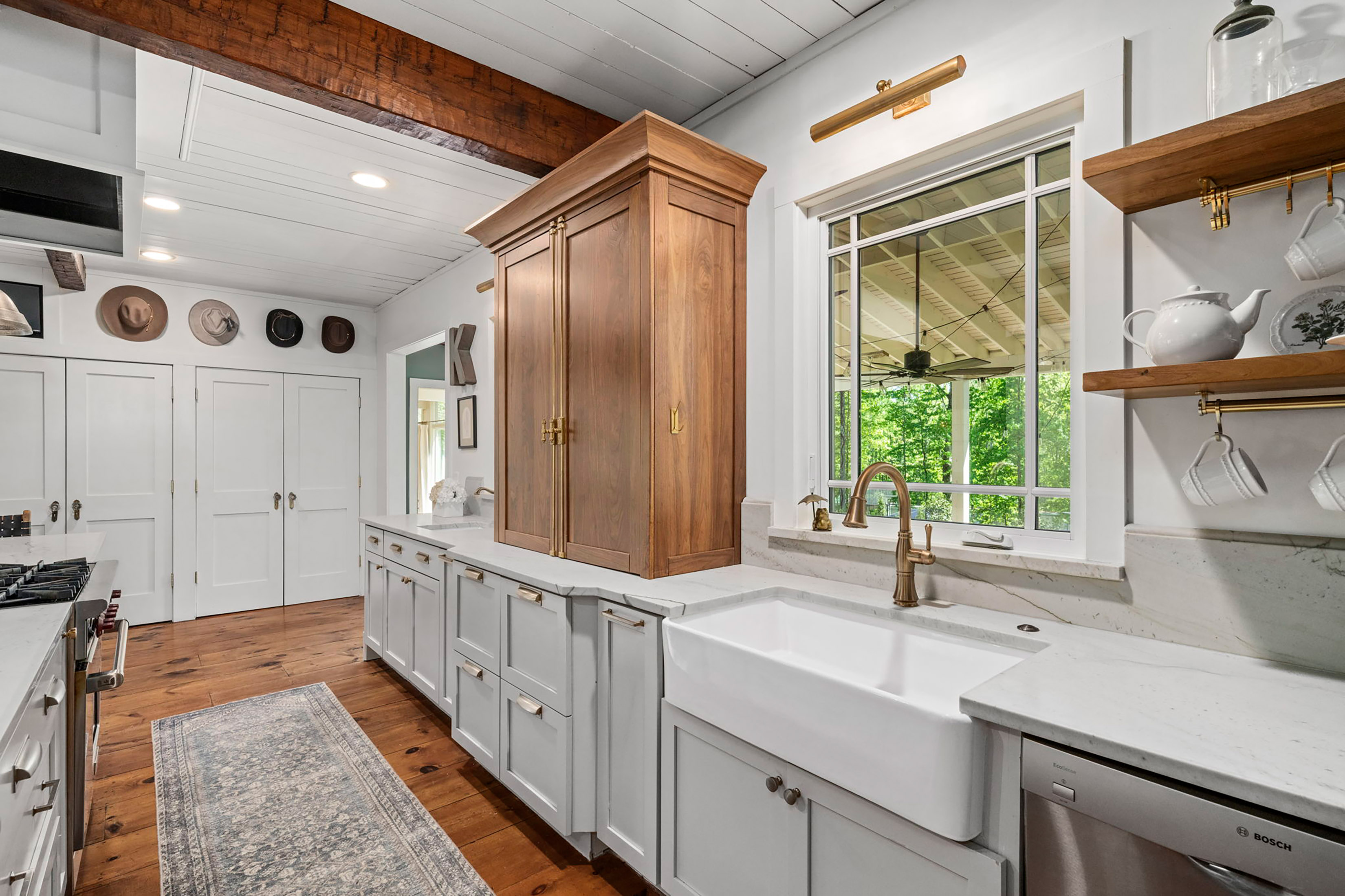  Live Timeless in Coveted Farmhouse on 4+ Private Gated Acres In Roswell - 物件實景