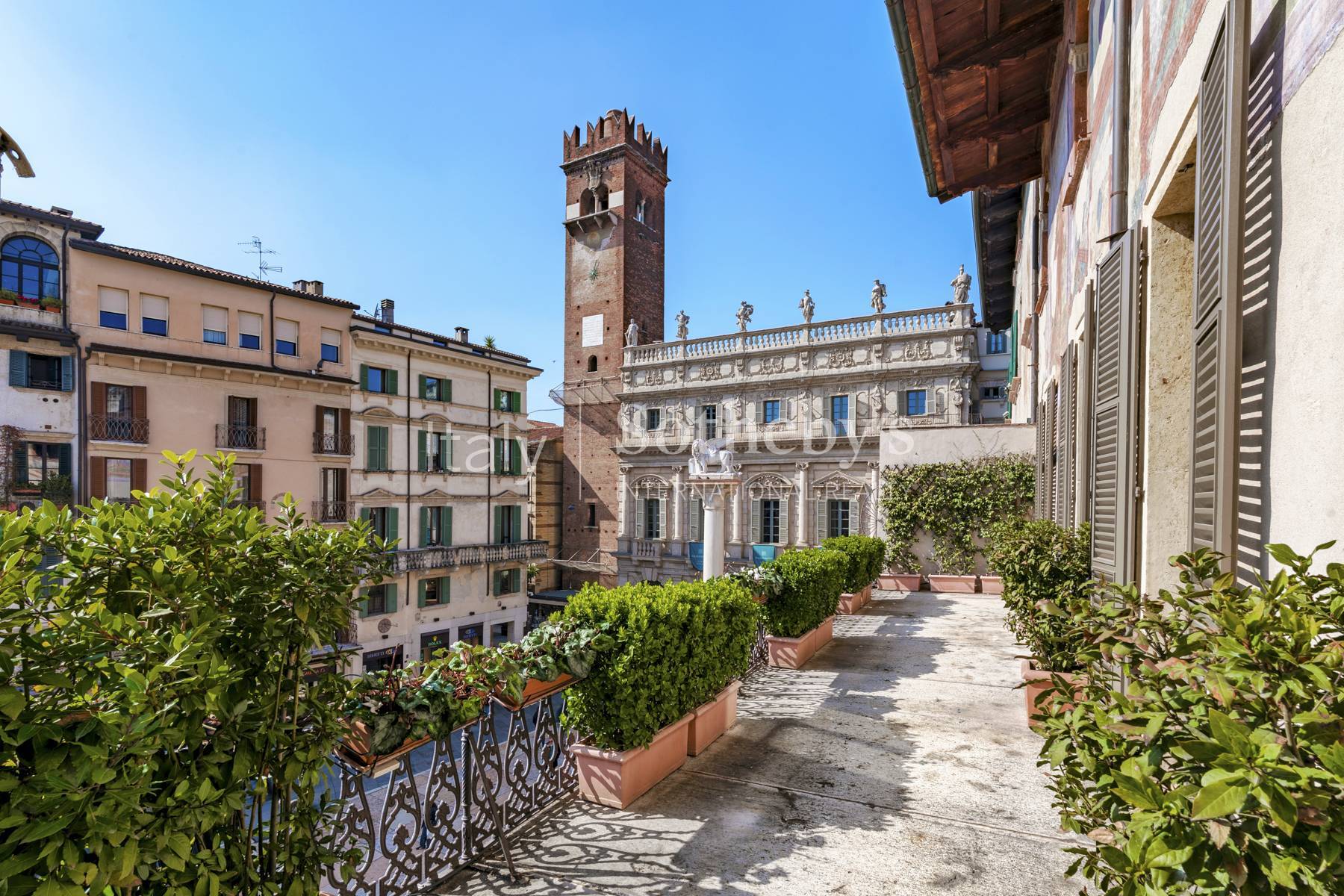  Iconic frescoed residence with terrace in Piazza delle Erbe - 物件實景
