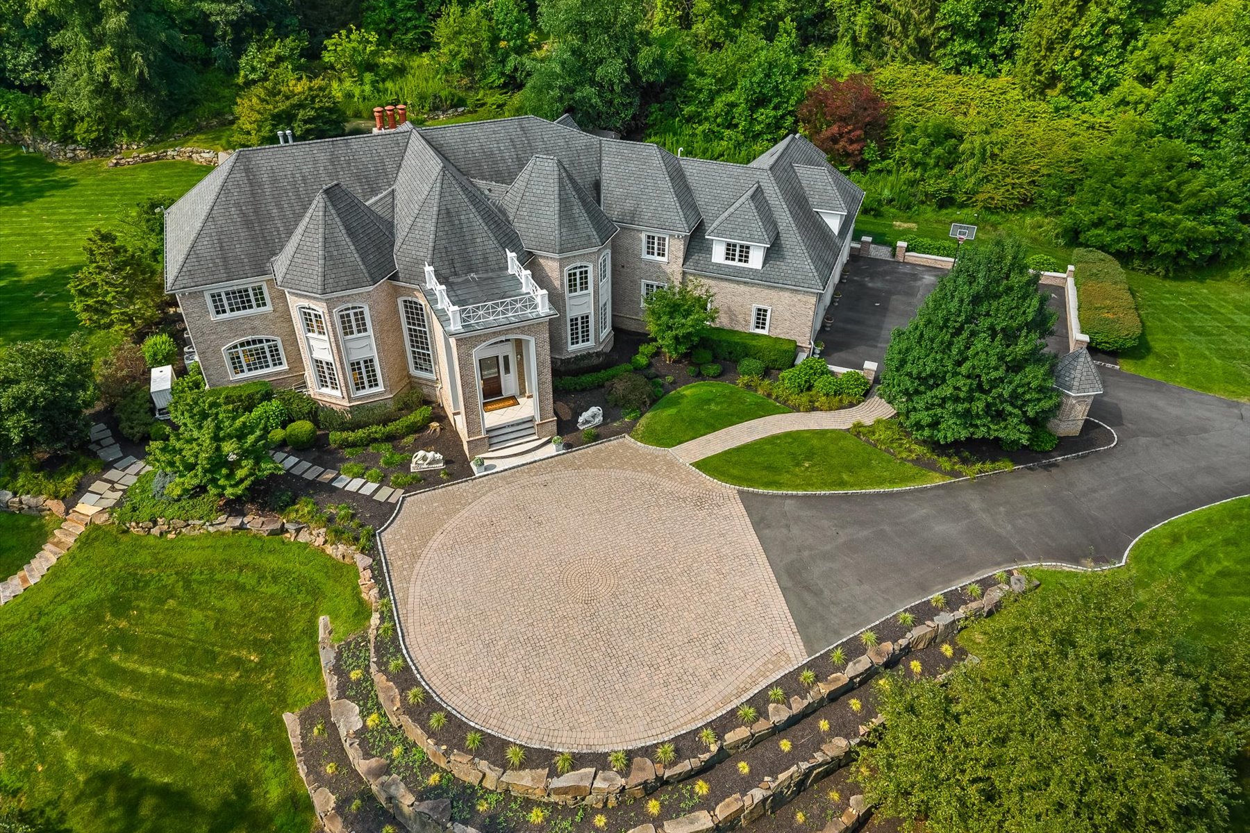  Majestic French Normandy Chateau Nestled Within a Five-Acre Gated Property - 物件實景