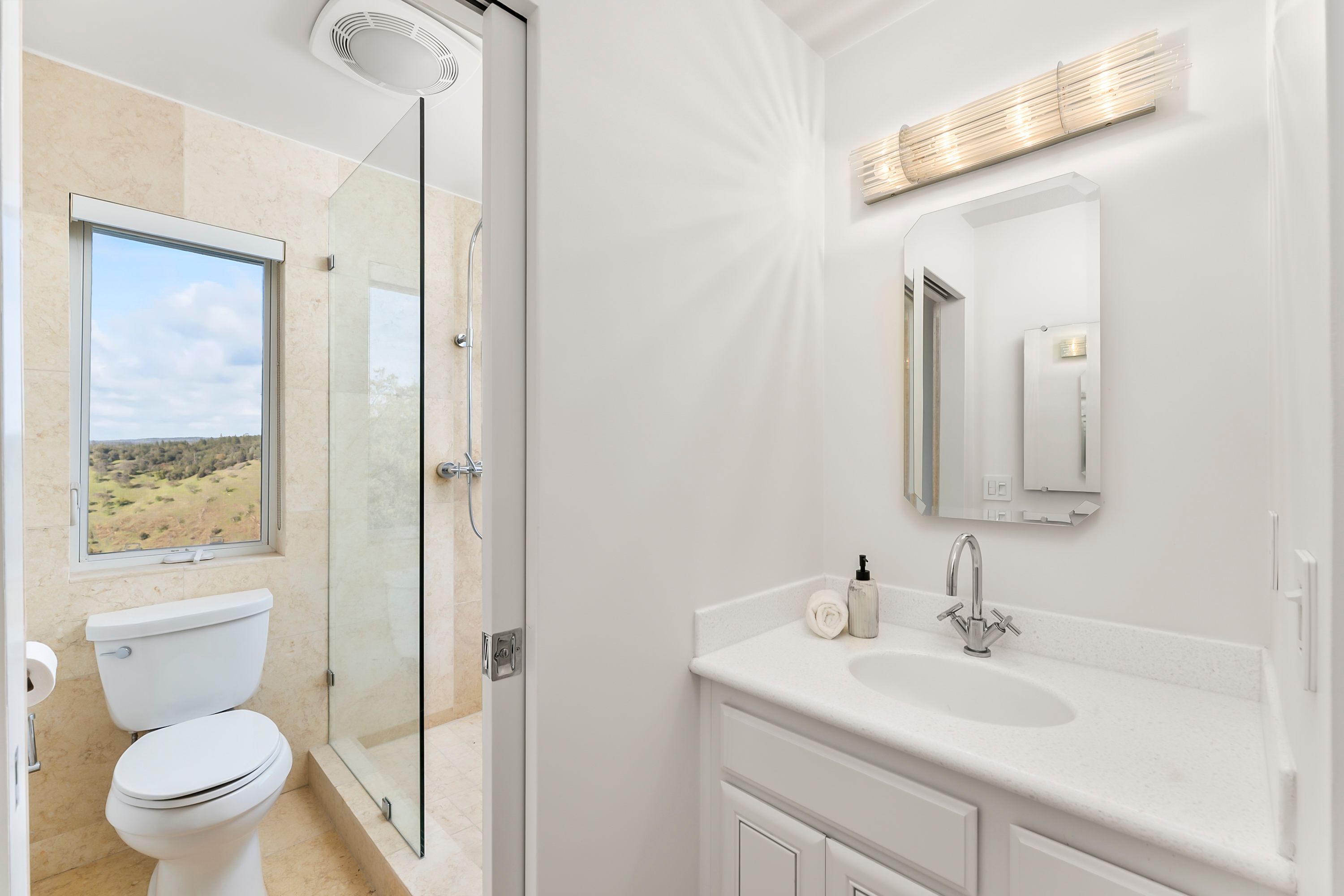  River Views • Pool • A Striking Estate That Makes a Statement - 物件實景