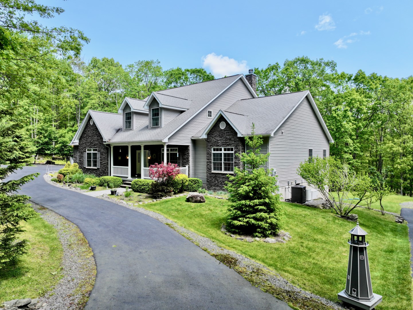 Hawley, Pennsylvania, 18428, United States, 3 Bedrooms Bedrooms, ,4 BathroomsBathrooms,Residential,For Sale,1846687