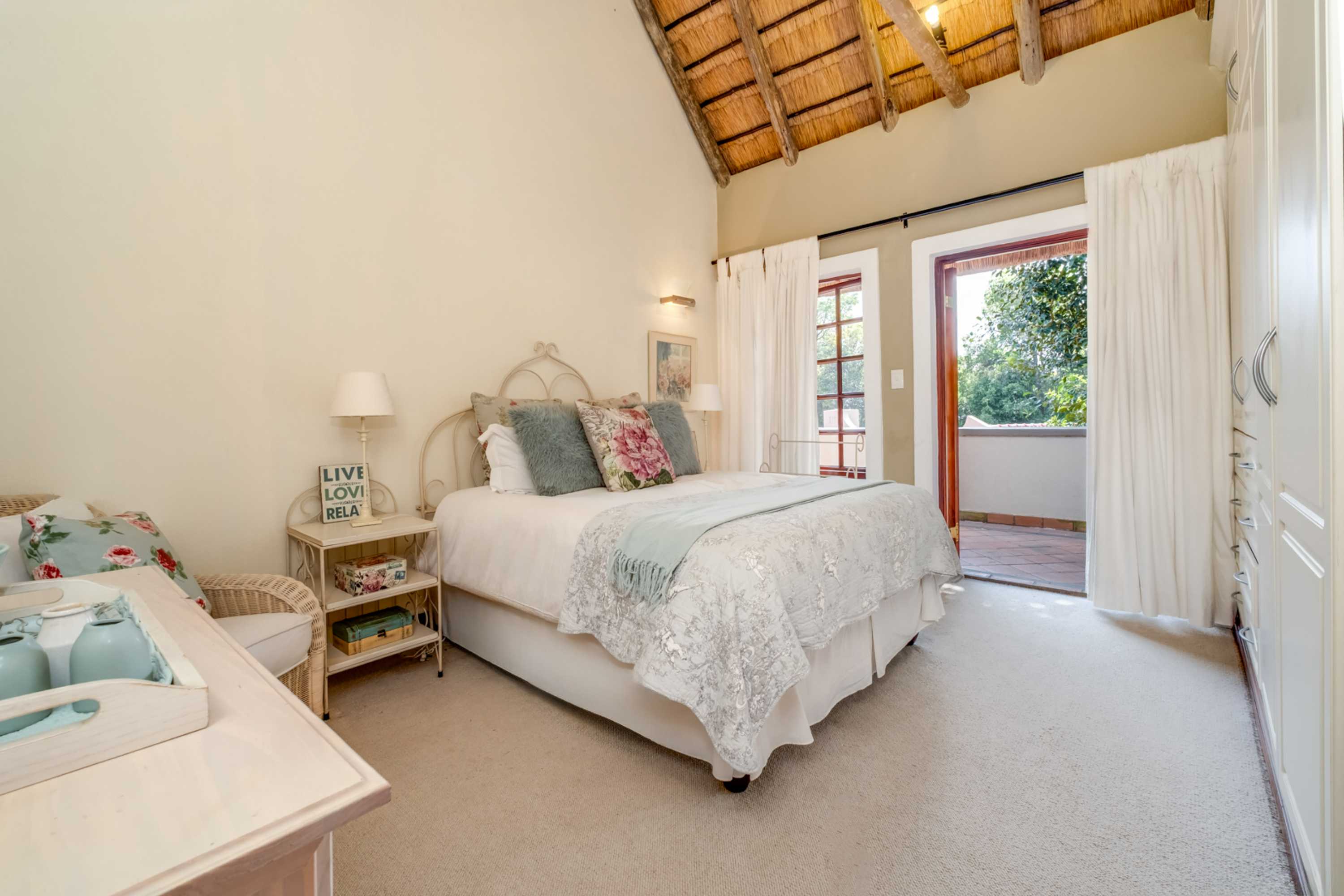  Modern Thatched Family Home For The Executive Buyer - 物件實景