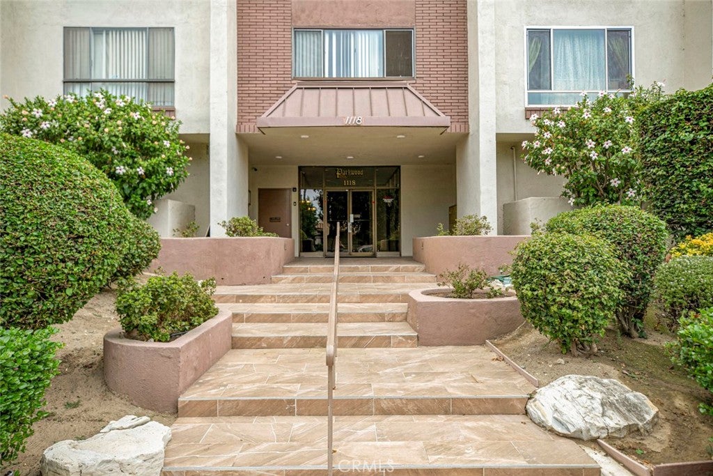 Glendale, California, 91202, United States, 2 Bedrooms Bedrooms, ,1 BathroomBathrooms,Residential,For Sale,1988969