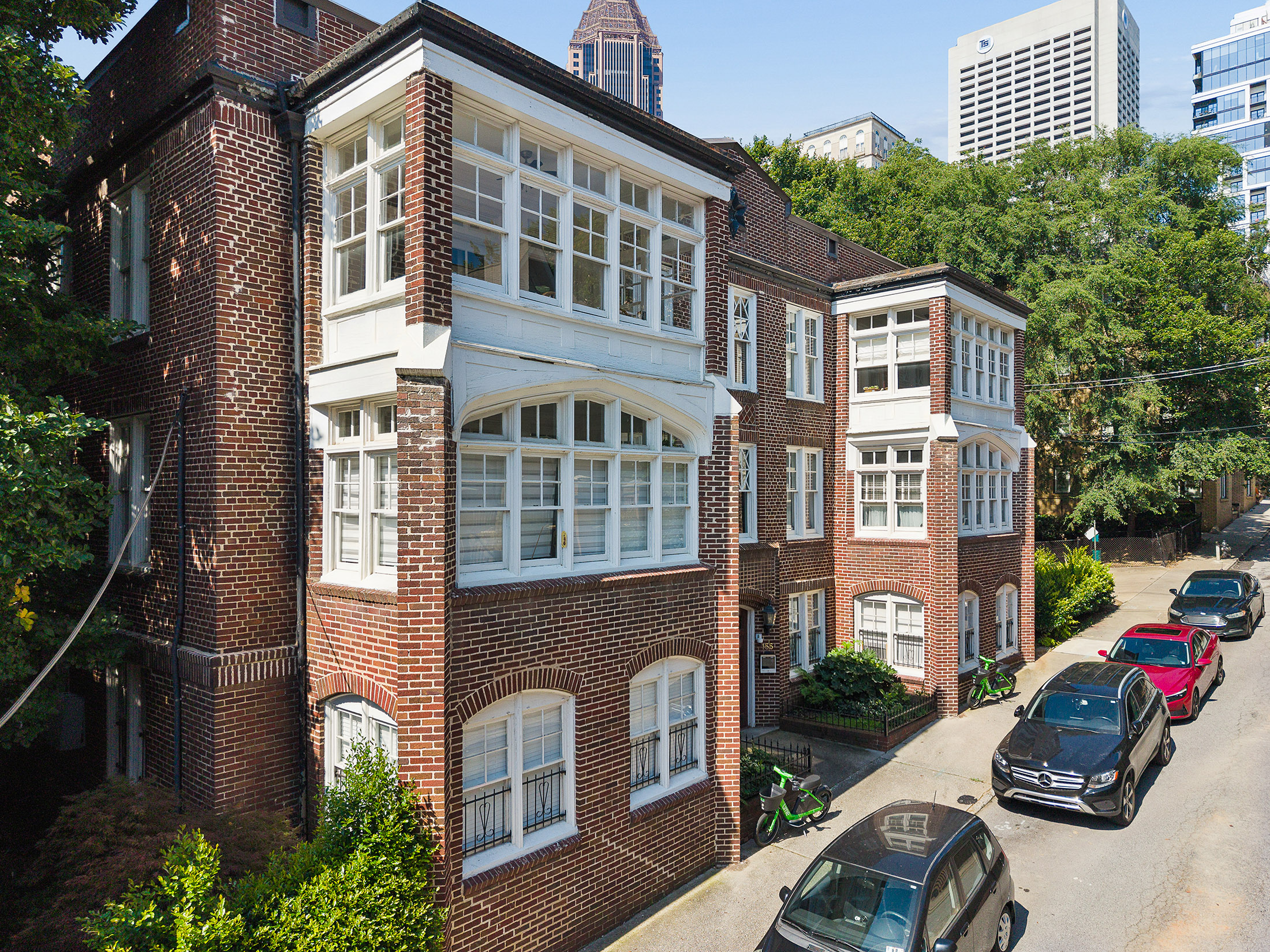  Top-Floor, End-Unit Condo in Historic Midtown Building - 物件實景