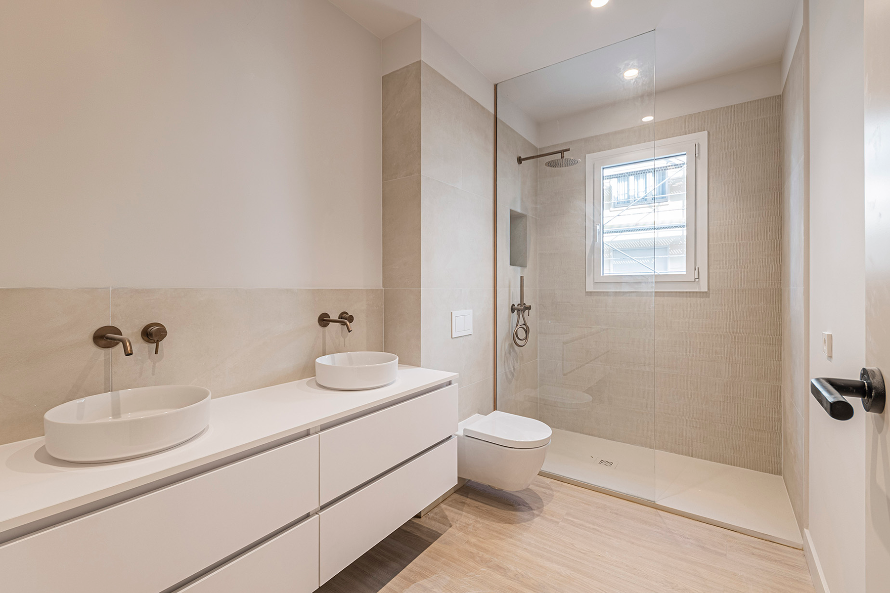  Fantastic renovated flat with large garden at the living room level - 物件實景