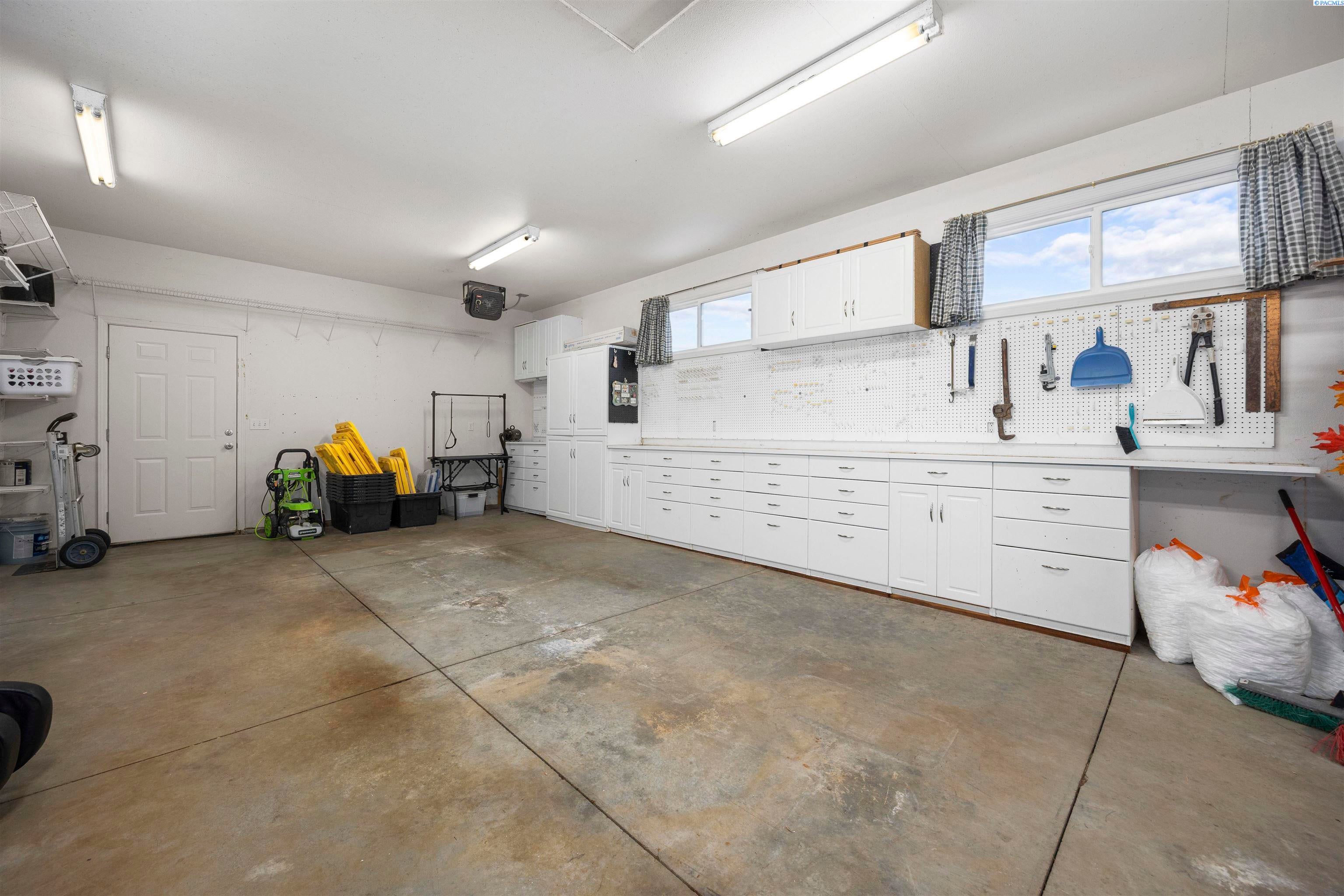 Eltopia, Washington, 99330, United States, 5 Bedrooms Bedrooms, ,4 BathroomsBathrooms,Residential,For Sale,2012124