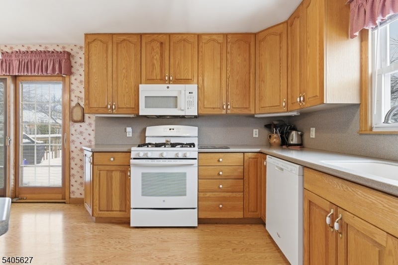 Carteret Boro, New Jersey, 07008, United States, 4 Bedrooms Bedrooms, ,3 BathroomsBathrooms,Residential,For Sale,2009745