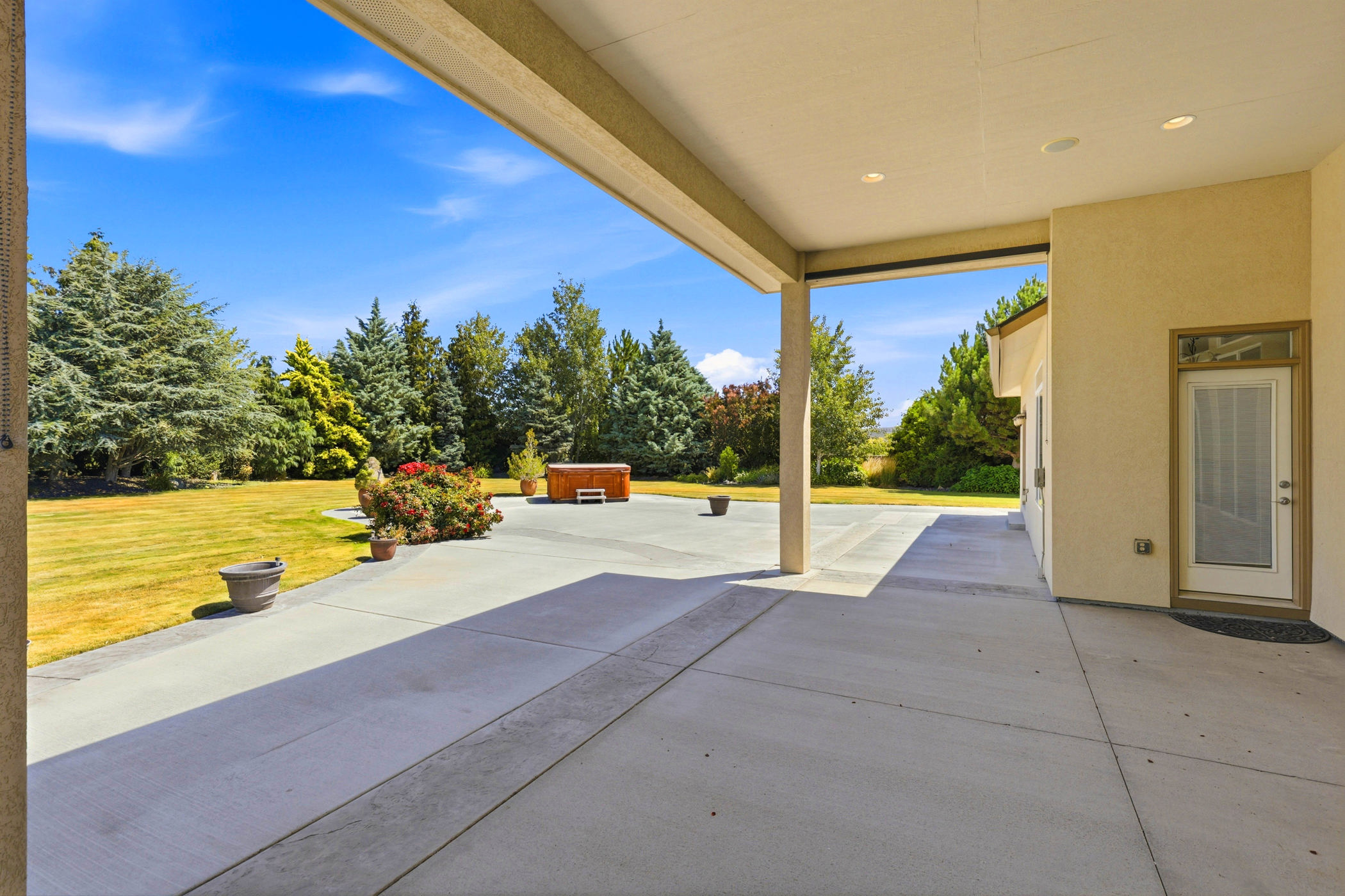  Spacious Living Meets Park-Like Serenity. - 物件實景