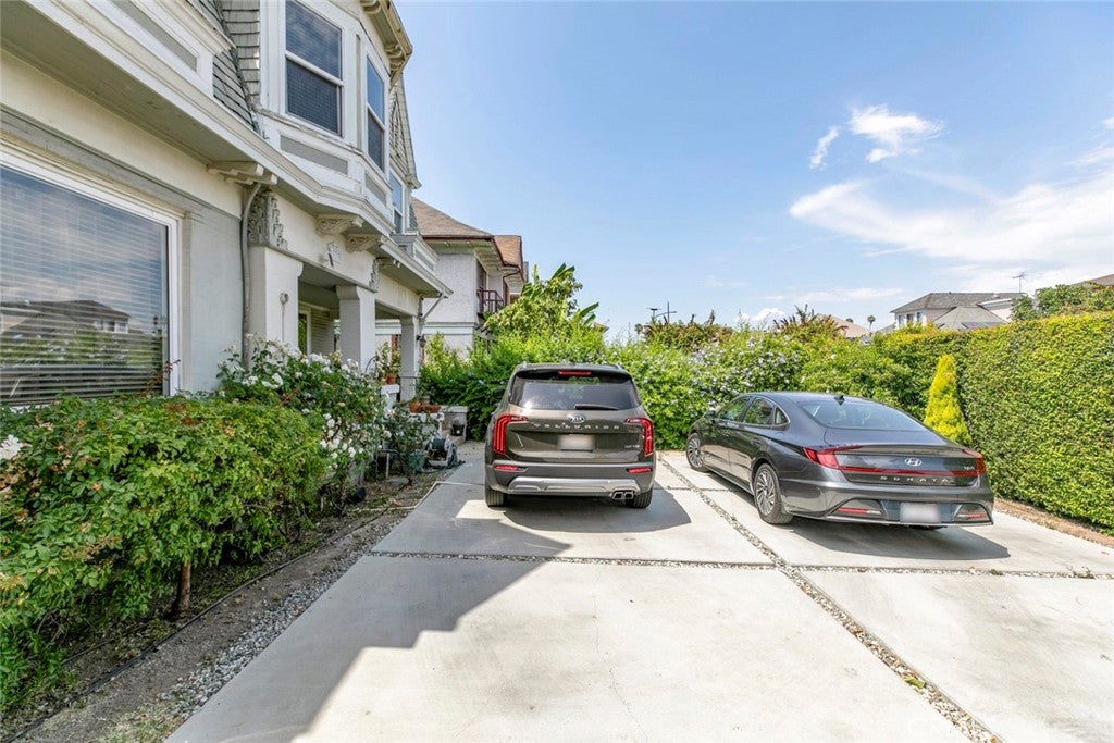Los Angeles, California, 90006, United States, 5 Bedrooms Bedrooms, ,2 BathroomsBathrooms,Residential,For Sale,1940341