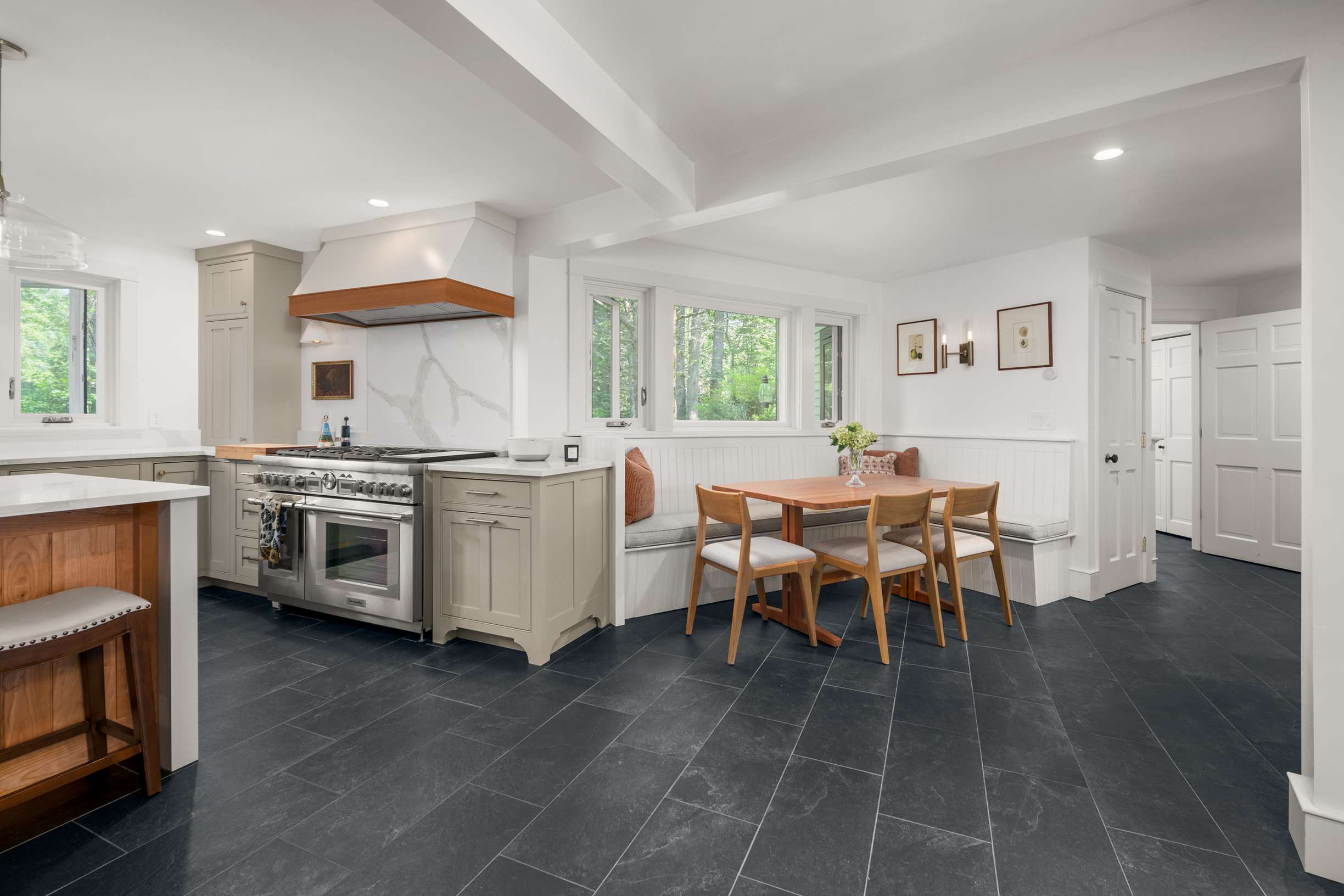  Elegant Shingled Maine Cottage with Modern Flair on 2.63 Acres in York - 物件實景