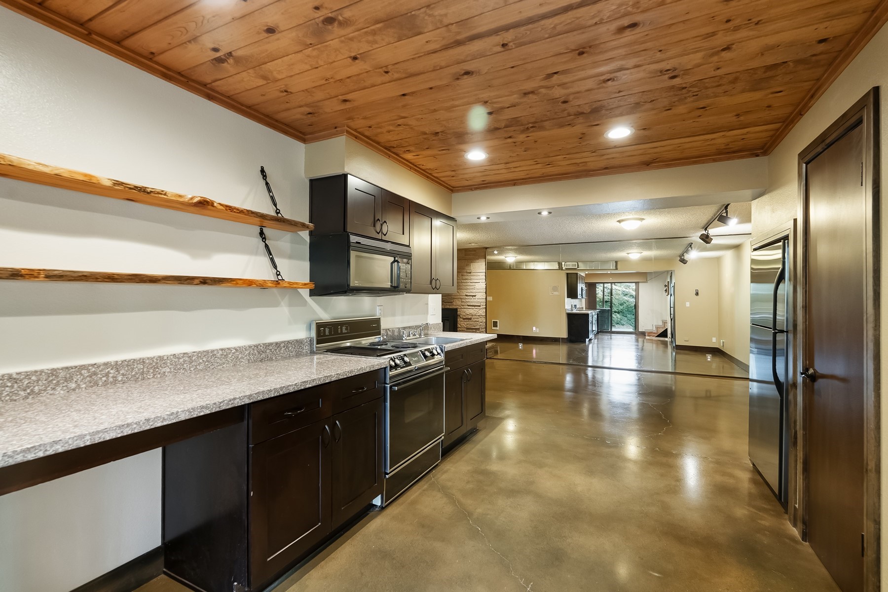  1023 N Crestline Dr - 物件實景
