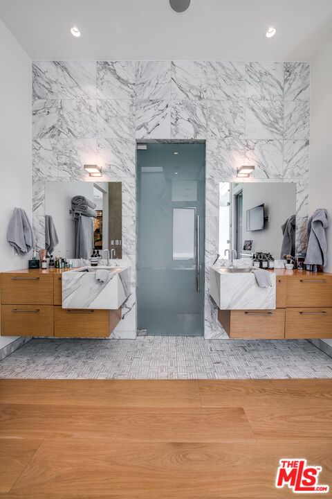 Beverly Hills, California, 90210, United States, 4 Bedrooms Bedrooms, ,5 BathroomsBathrooms,Residential,For Sale,1687212