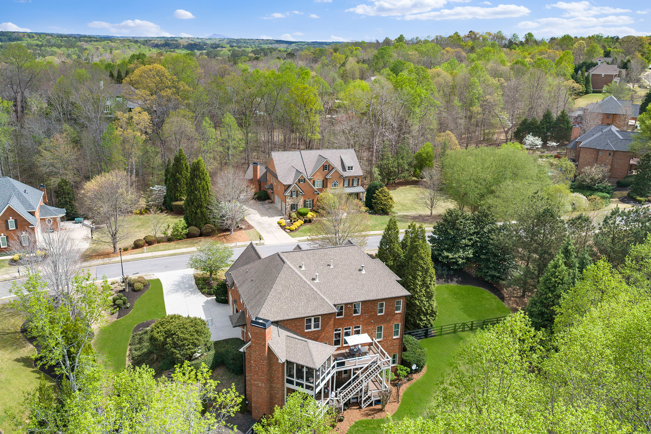  Meticulous Brick Estate Blends Timeless Architecture with Elevated Design - 物件實景