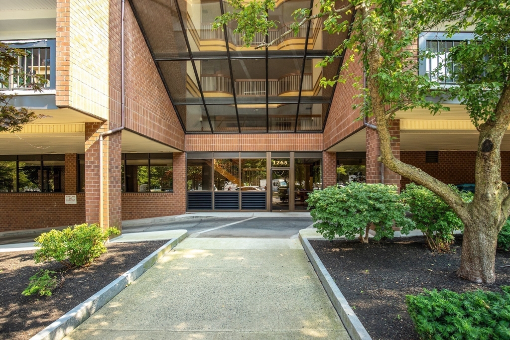 Brookline, Massachusetts, 02446, United States, 2 Bedrooms Bedrooms, ,2 BathroomsBathrooms,Residential,For Sale,1920109