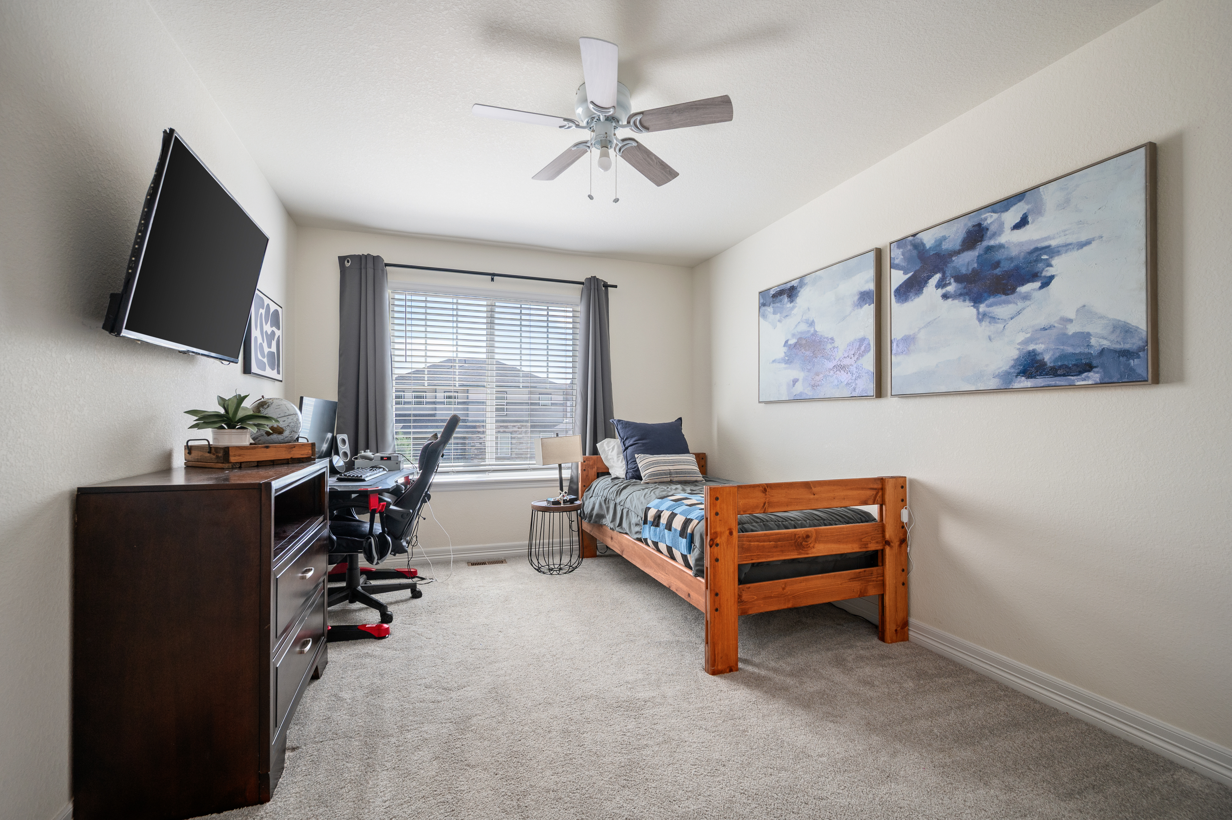  Beautifully Designed Townhome Featuring an Open & Inviting Floor Plan - 物件實景