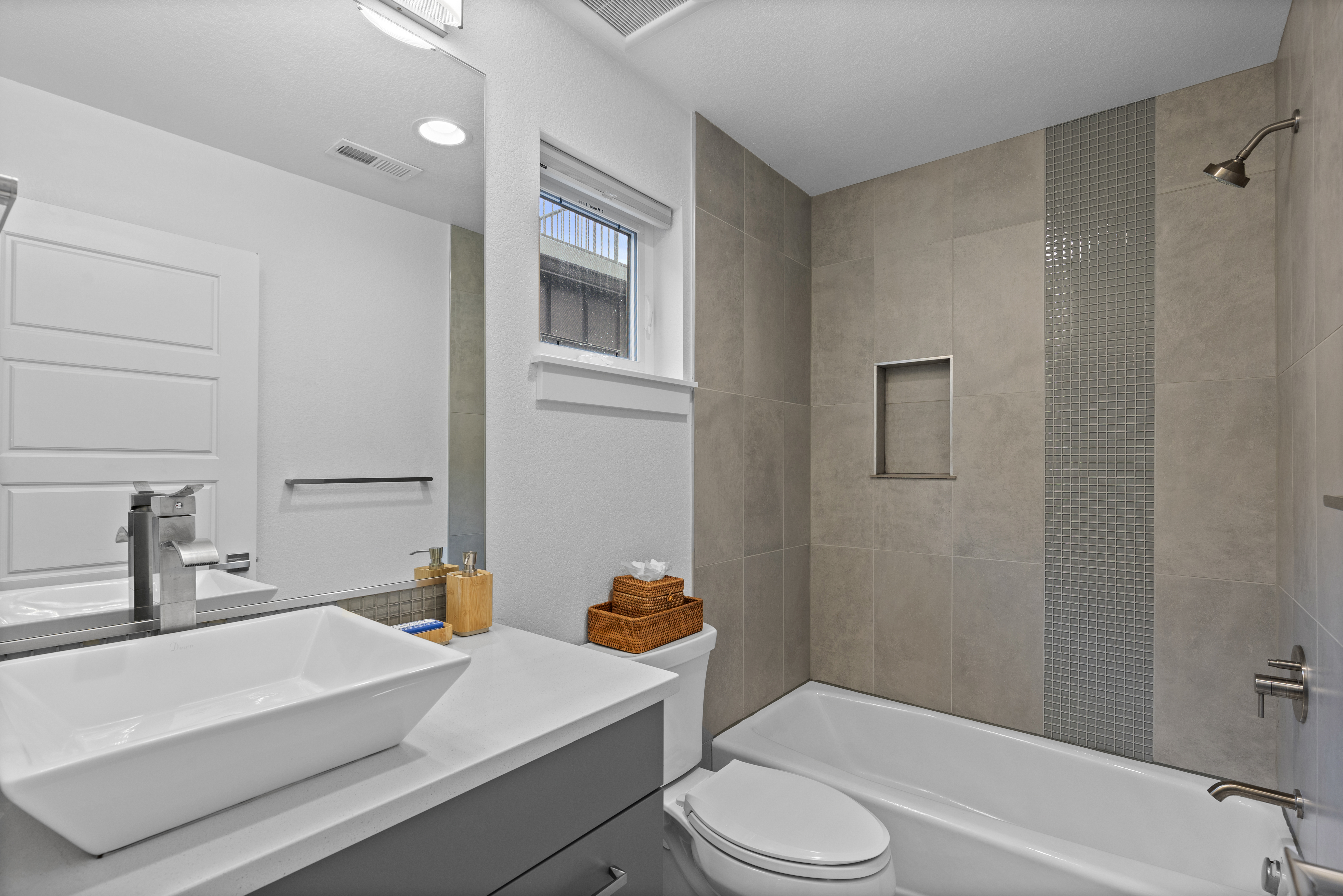  Sleek, architecturally refined end-unit duplex - 物件實景