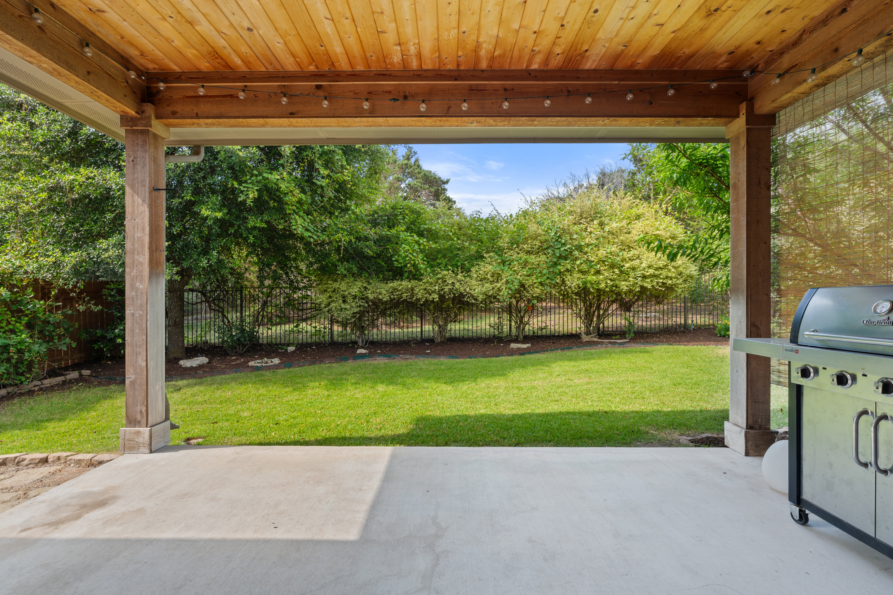  Beautifully Updated on a Prime Greenbelt Lot - 物件實景