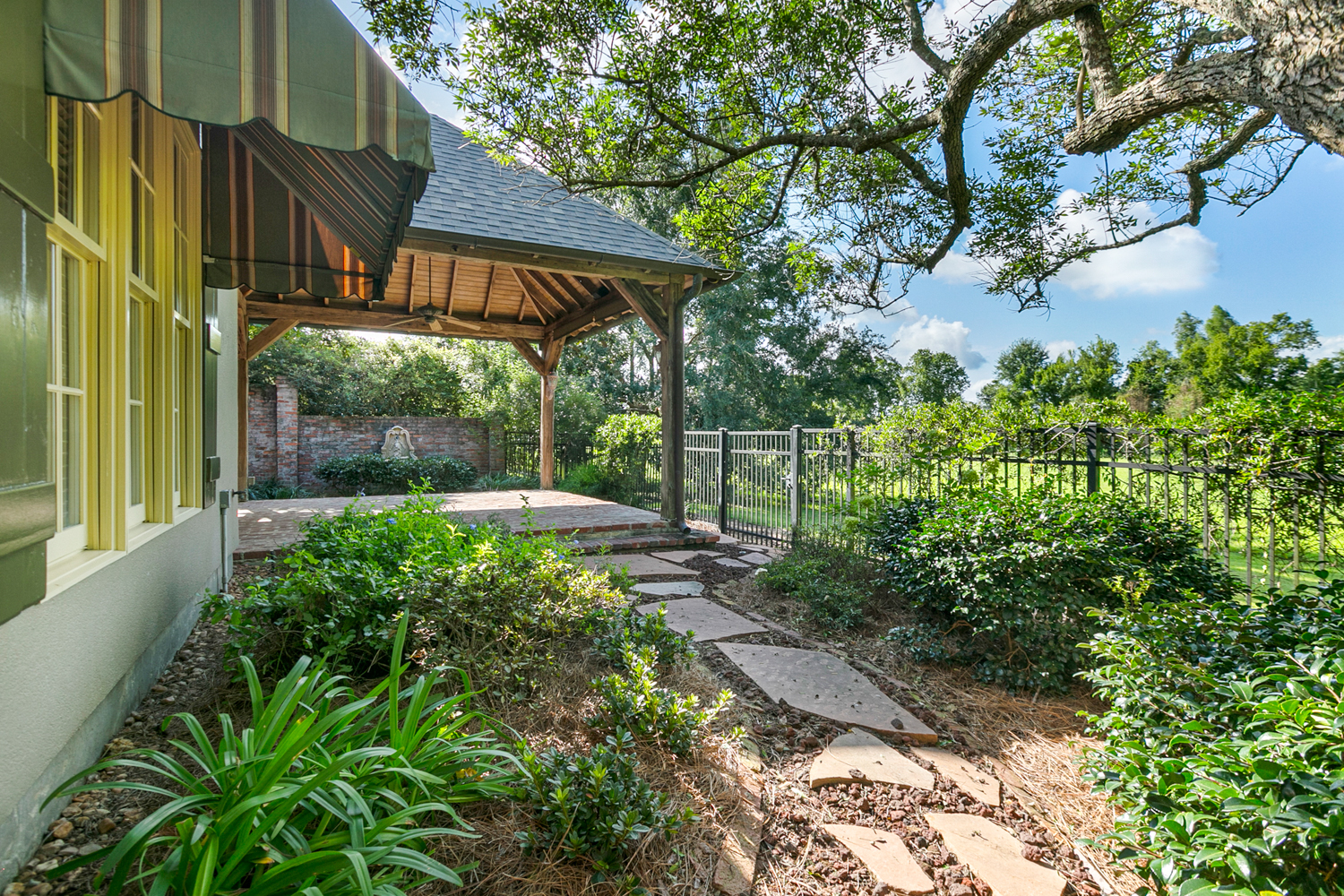 Baton Rouge, Louisiana, 70810, United States, 3 Bedrooms Bedrooms, ,3 BathroomsBathrooms,Residential,For Sale,1917502