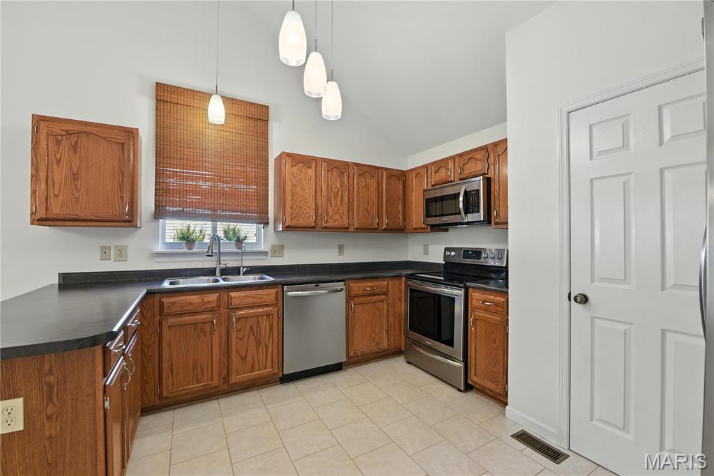 Maryland Heights, Missouri, 63043, United States, 3 Bedrooms Bedrooms, ,4 BathroomsBathrooms,Residential,For Sale,1892007