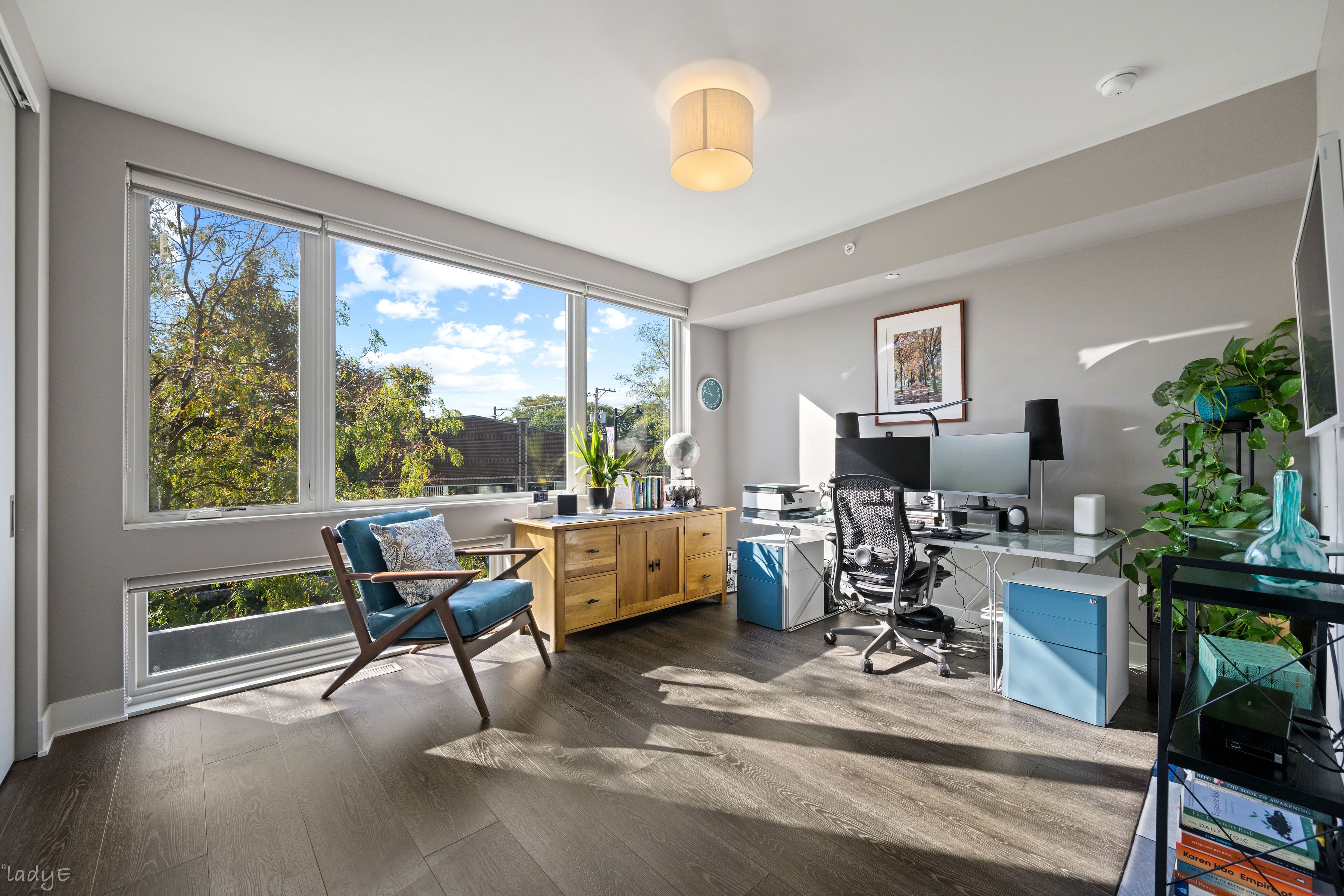  Distinctive Three-bedroom, 2.5-bath Townhome - 物件實景