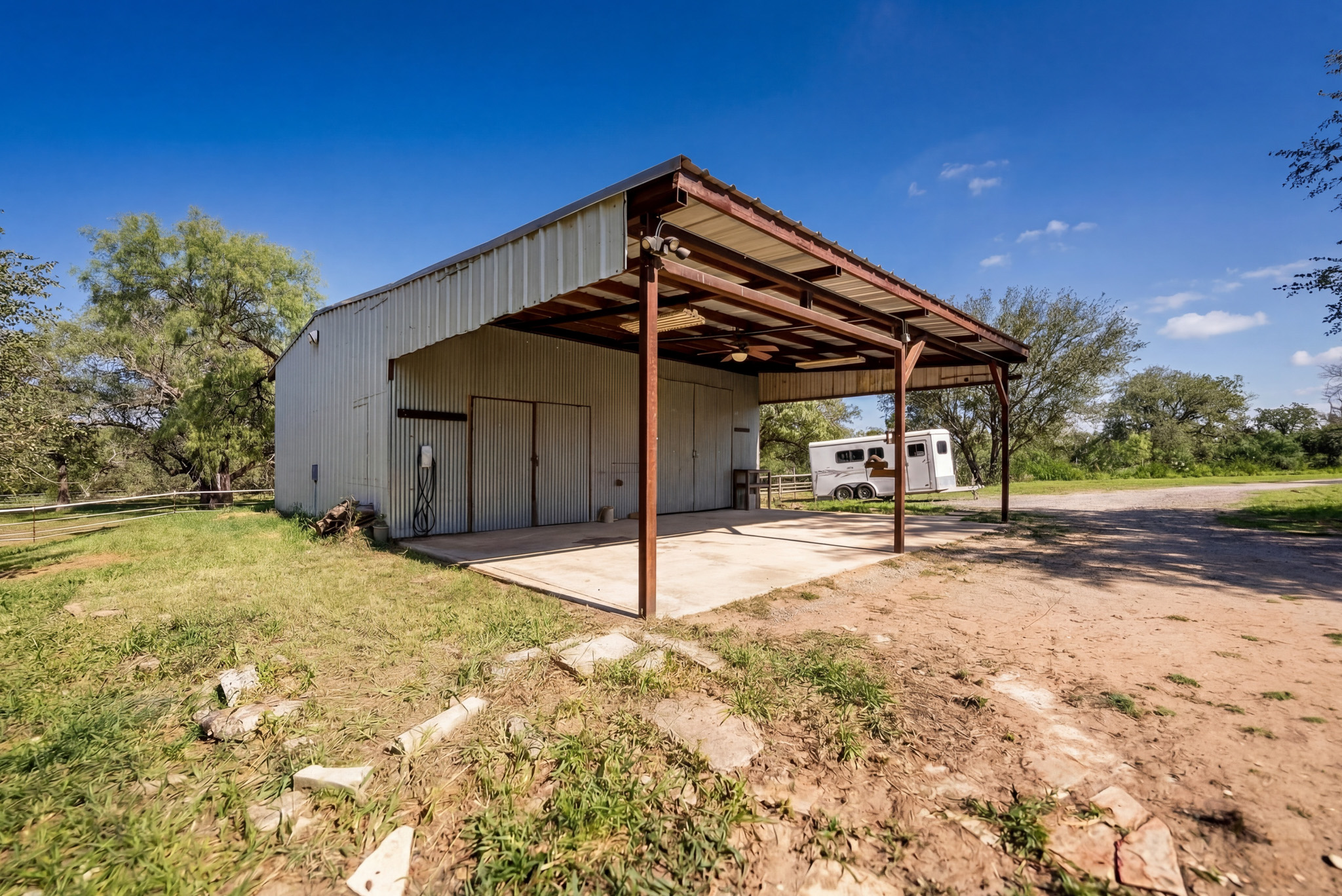  Private 10-Acre Horse Property in Lytle - 物件實景