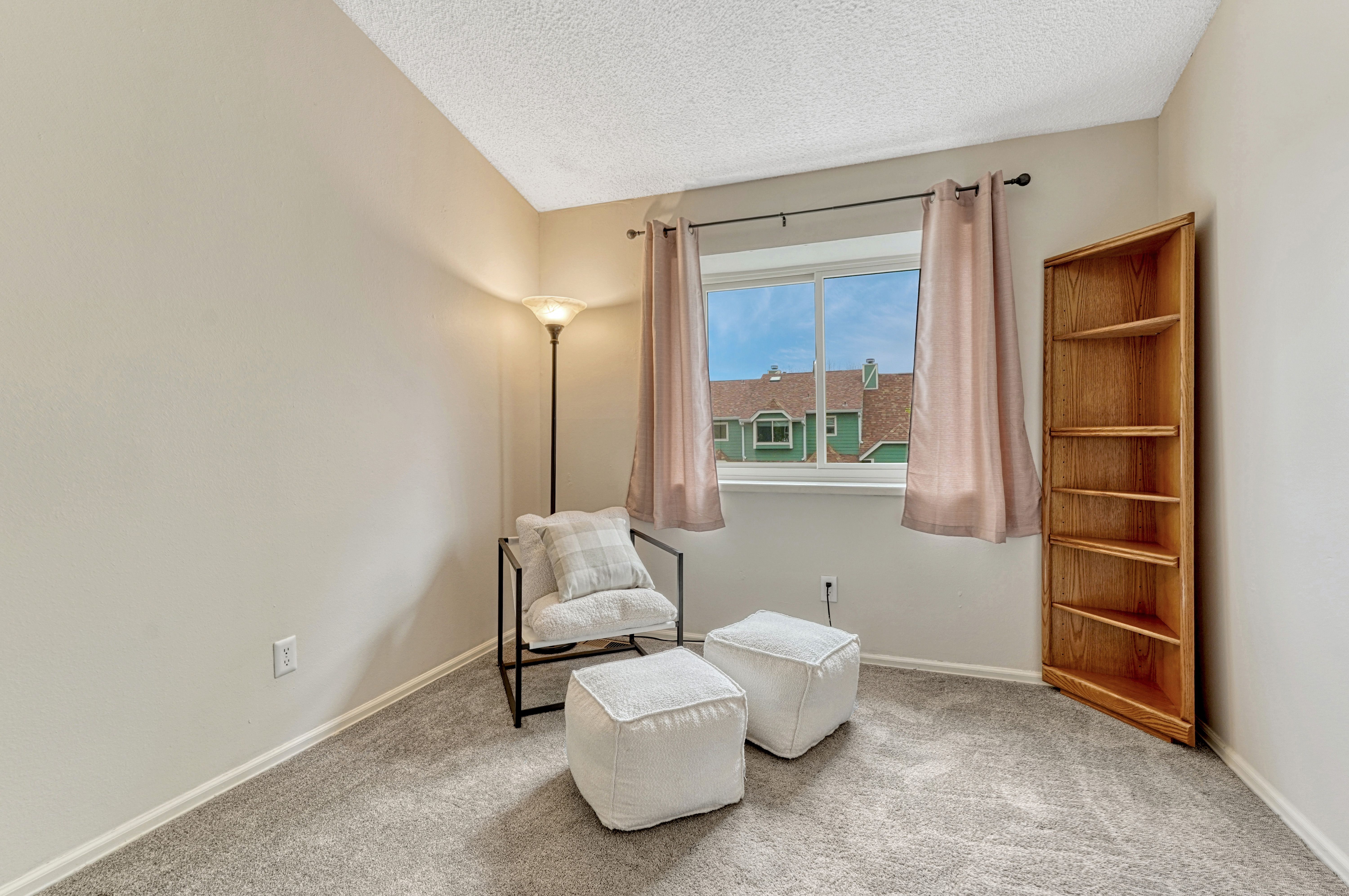  Sunlit Townhouse with Mountain Views & Private Patio - 物件實景