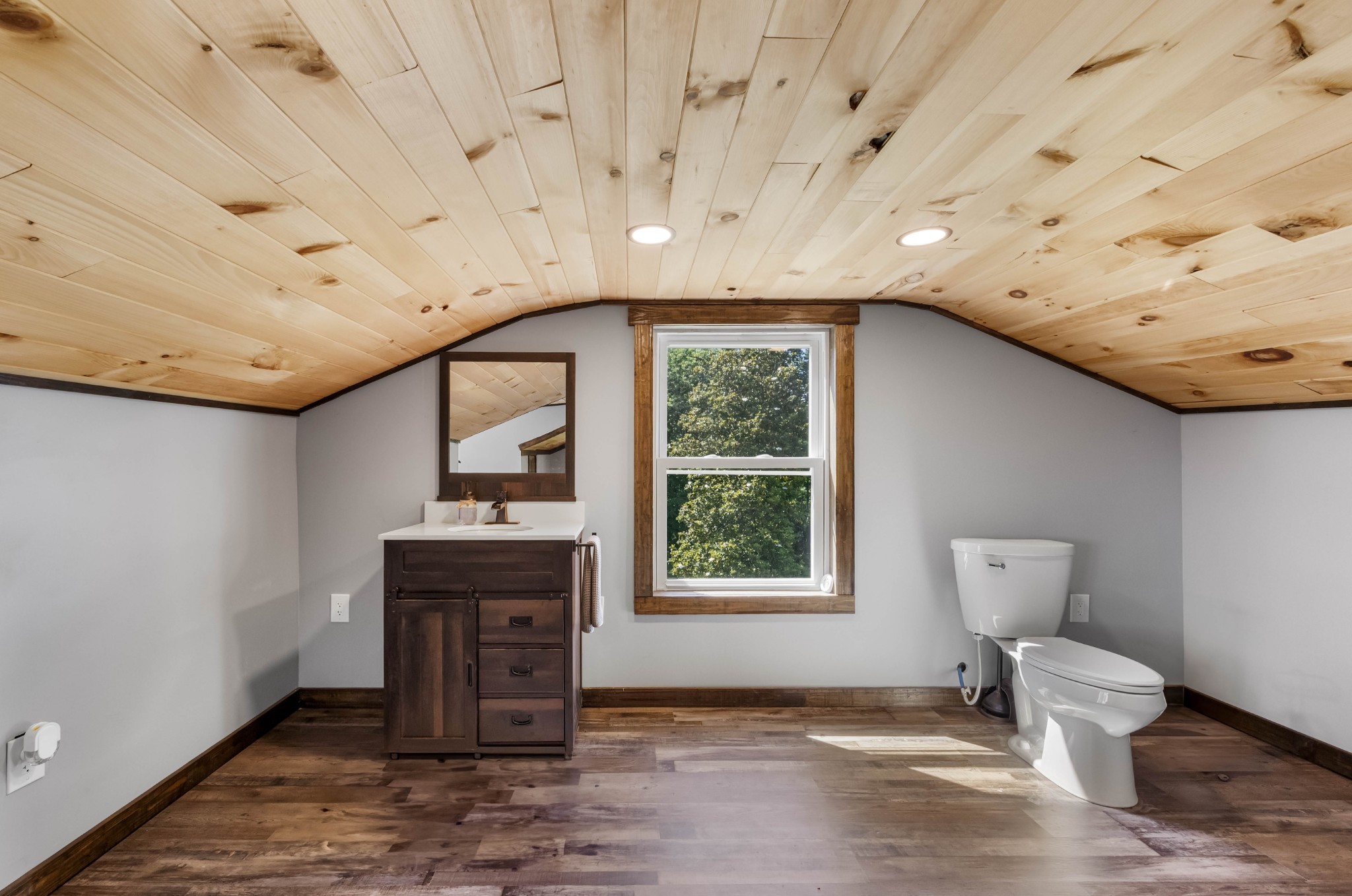 Dover, Tennessee, 37058, United States, 2 Bedrooms Bedrooms, ,2 BathroomsBathrooms,Residential,For Sale,2007547