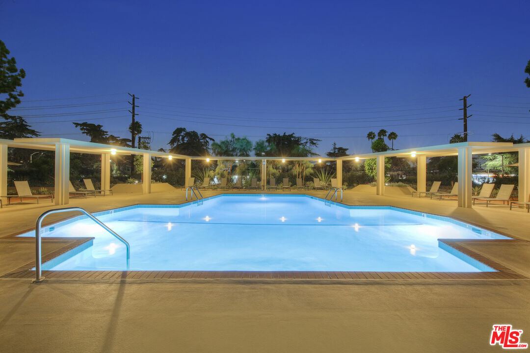 Los Angeles, California, 90027, United States, 1 Bedroom Bedrooms, ,1 BathroomBathrooms,Residential,For Sale,1913700