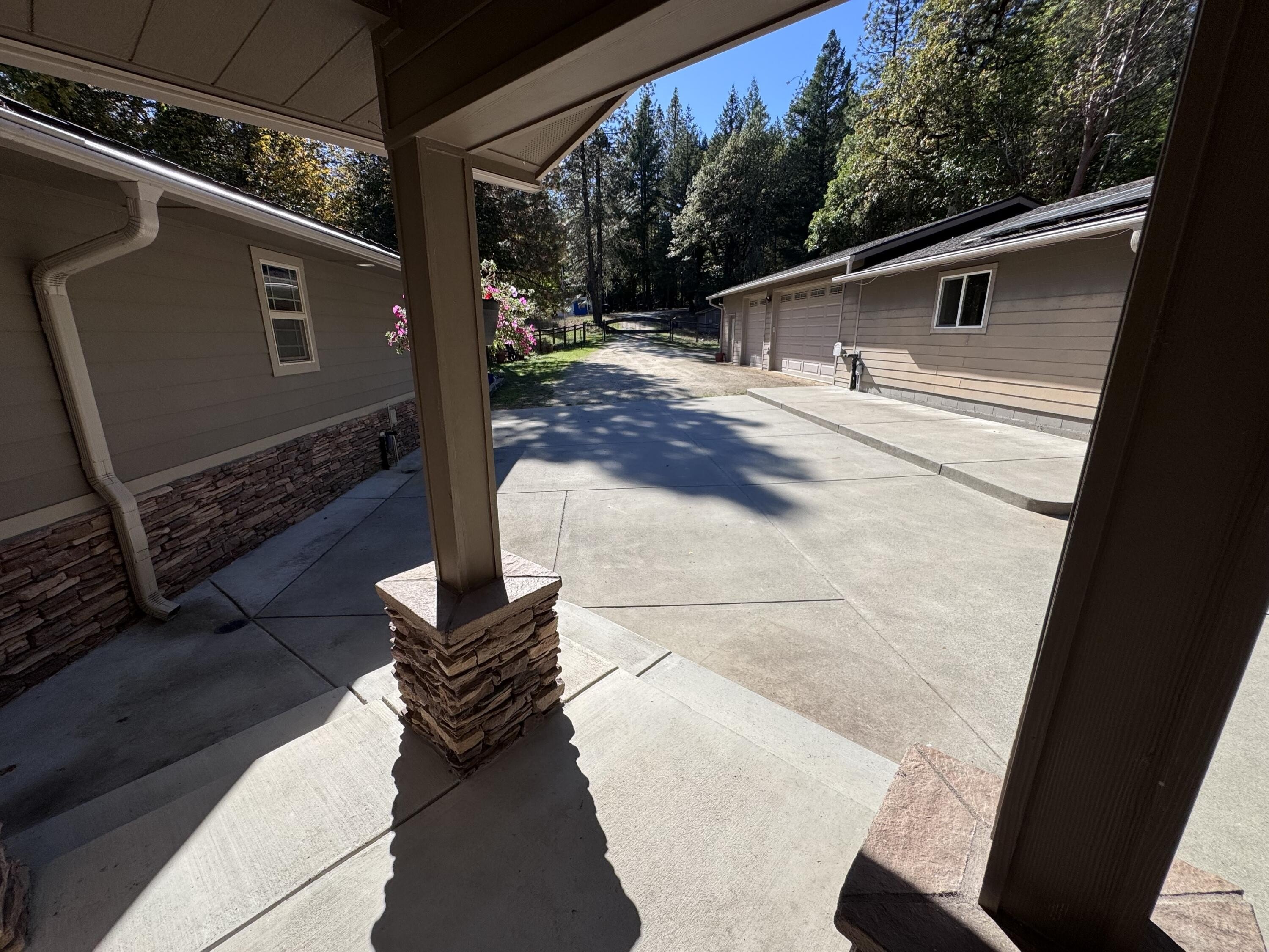 Rogue River, Oregon, 97537, United States, 3 Bedrooms Bedrooms, ,4 BathroomsBathrooms,Residential,For Sale,1982617