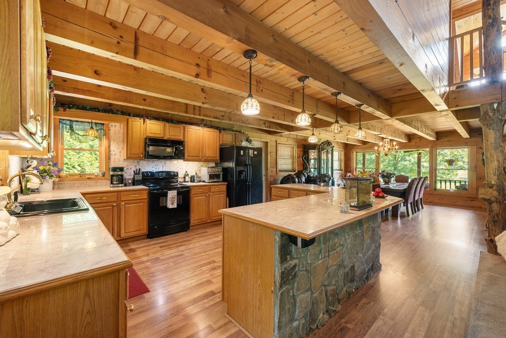 Hayesville, North Carolina, 28904, United States, 3 Bedrooms Bedrooms, ,4 BathroomsBathrooms,Residential,For Sale,1909515