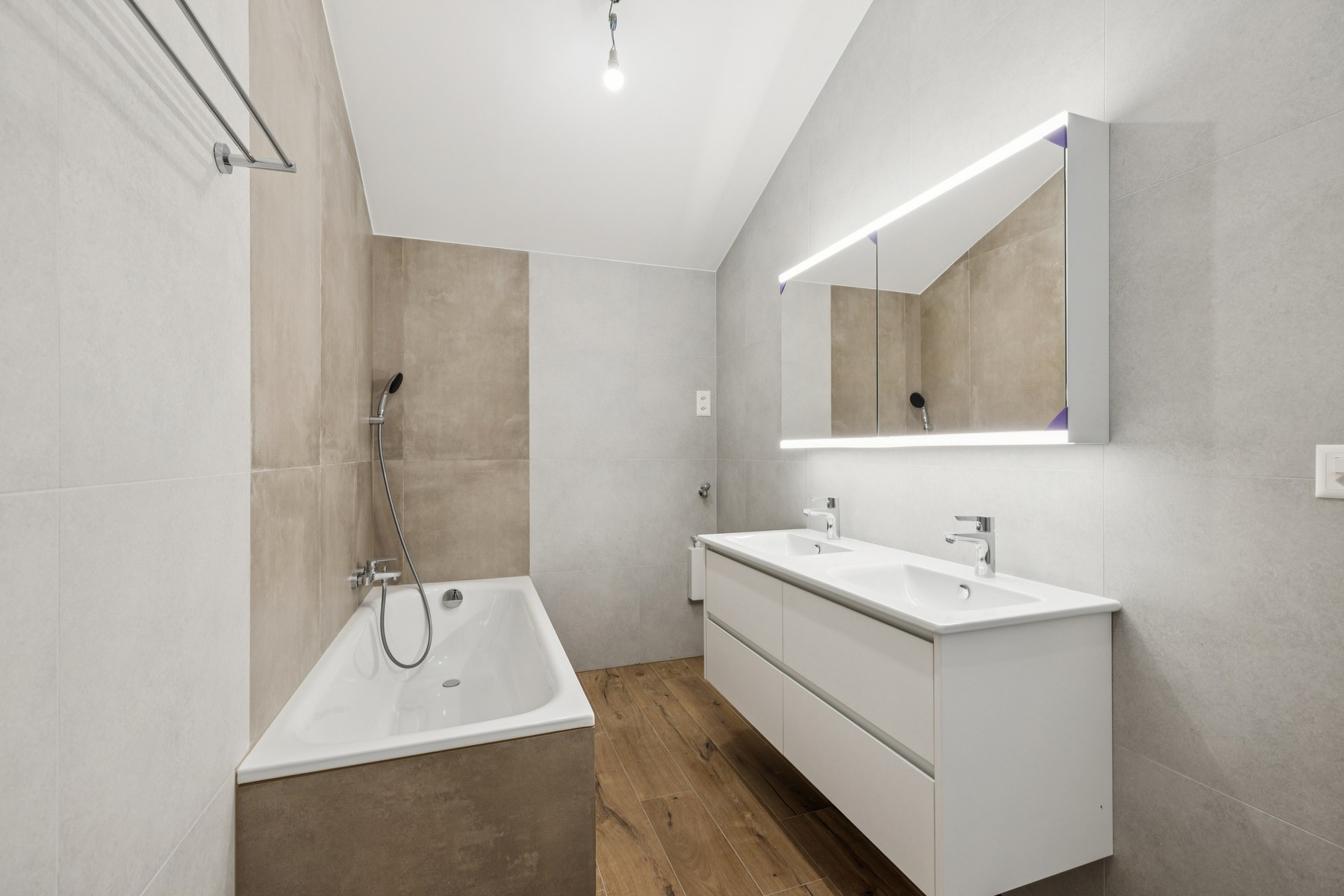  Stunning, renovated 4.5-room apartment with a terrace and garden in Brent / Mont - 物件實景