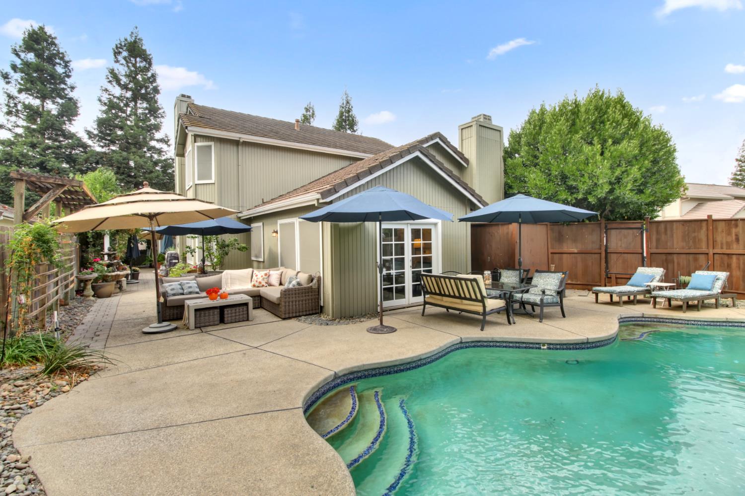 Elk Grove, California, 95624, United States, 4 Bedrooms Bedrooms, ,4 BathroomsBathrooms,Residential,For Sale,1987629