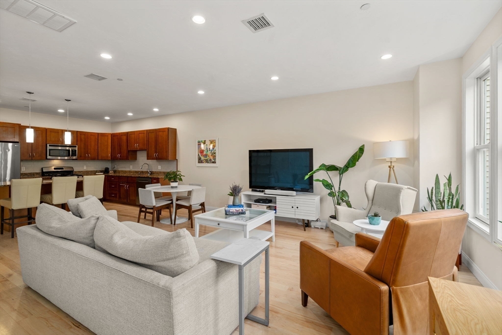 Boston, Massachusetts, 02128, United States, 3 Bedrooms Bedrooms, ,2 BathroomsBathrooms,Residential,For Sale,2002086