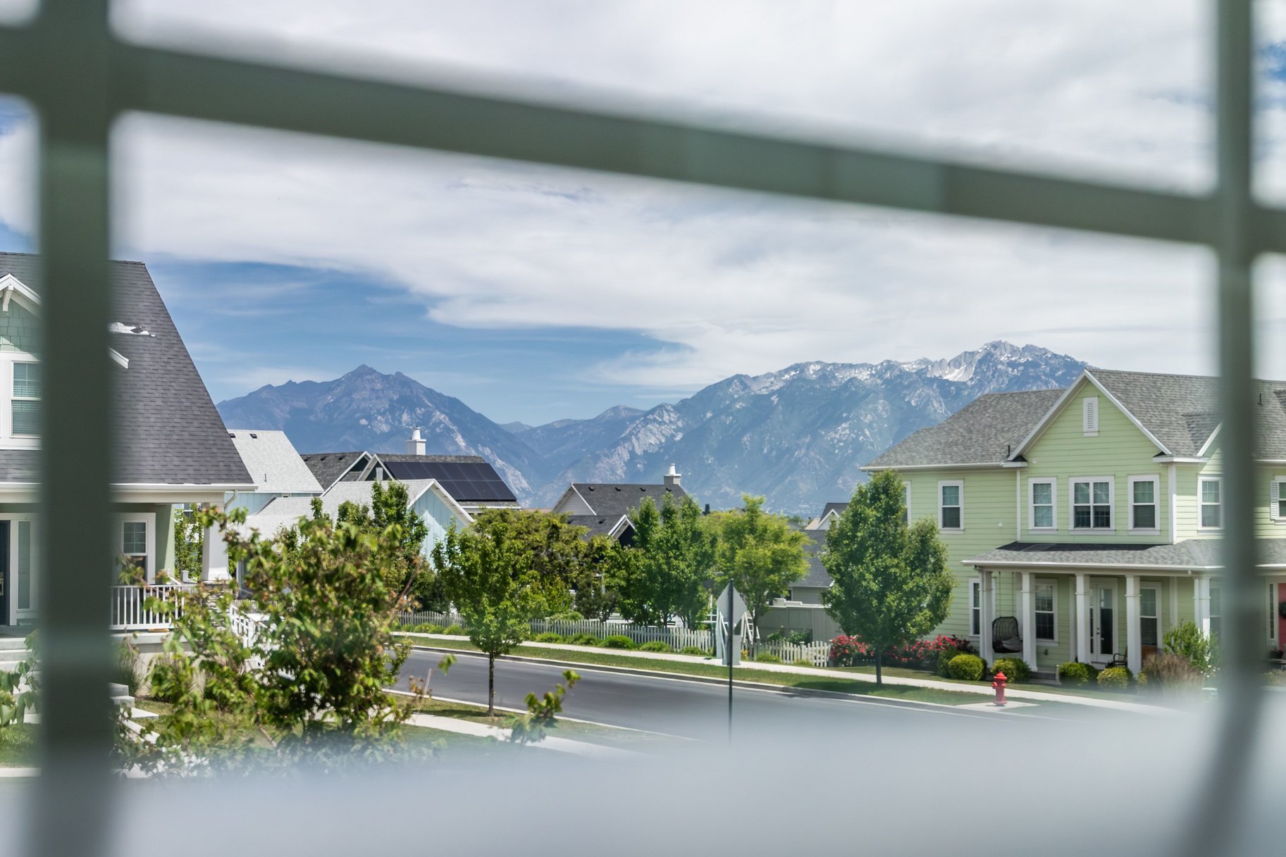  Move-In Ready in Daybreak — Steps from the Lake, Loaded with Custom Upgrades - 物件實景