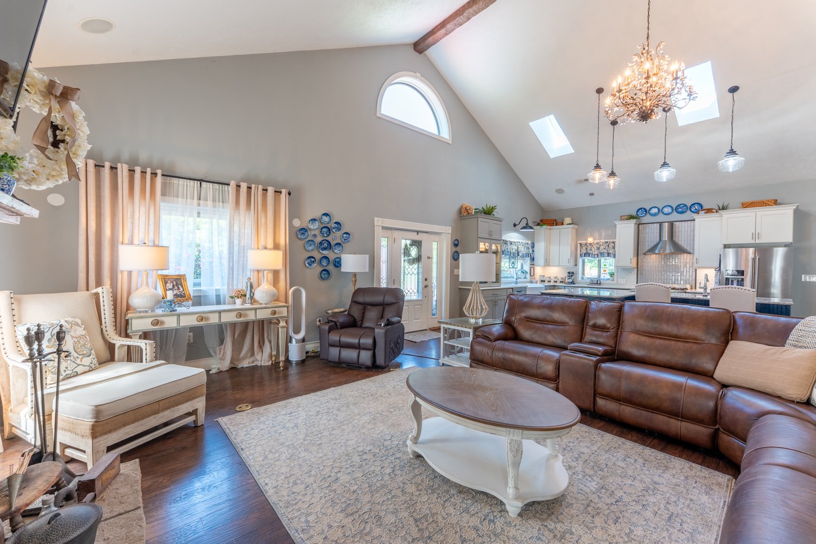 W Frankfort, Illinois, 62896, United States, 5 Bedrooms Bedrooms, ,4 BathroomsBathrooms,Residential,For Sale,1929151