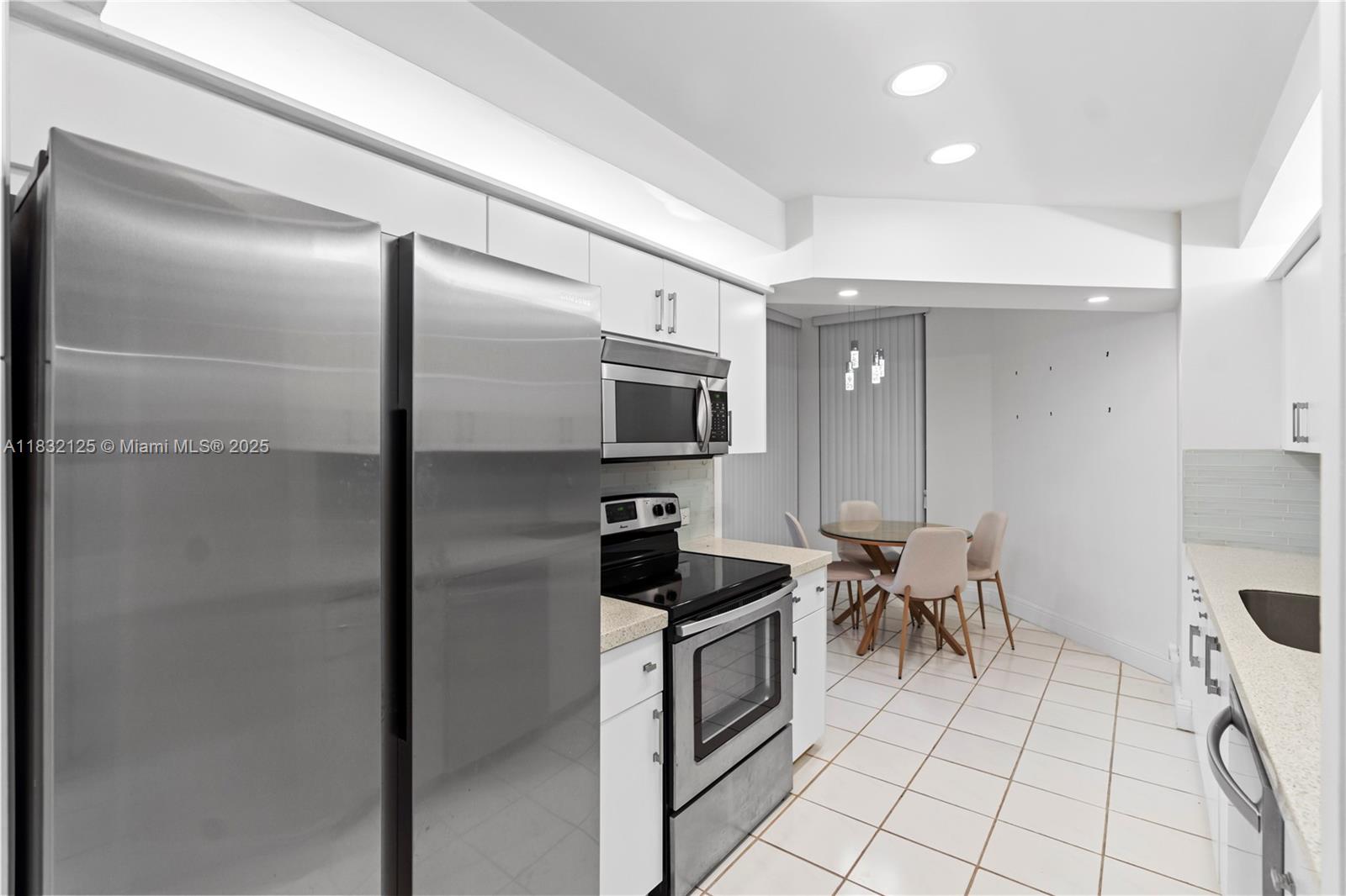 Aventura, Florida, 33180, United States, 2 Bedrooms Bedrooms, ,3 BathroomsBathrooms,Residential,For Sale,1885240
