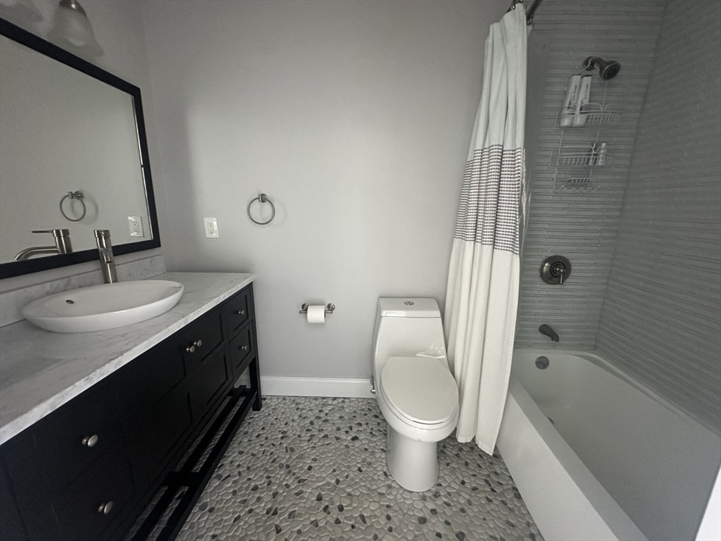 Quincy, Massachusetts, 02171, United States, 2 Bedrooms Bedrooms, ,3 BathroomsBathrooms,Residential,For Sale,1866744