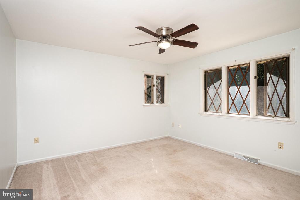 Reading, Pennsylvania, 19607, United States, 4 Bedrooms Bedrooms, ,4 BathroomsBathrooms,Residential,For Sale,1951295