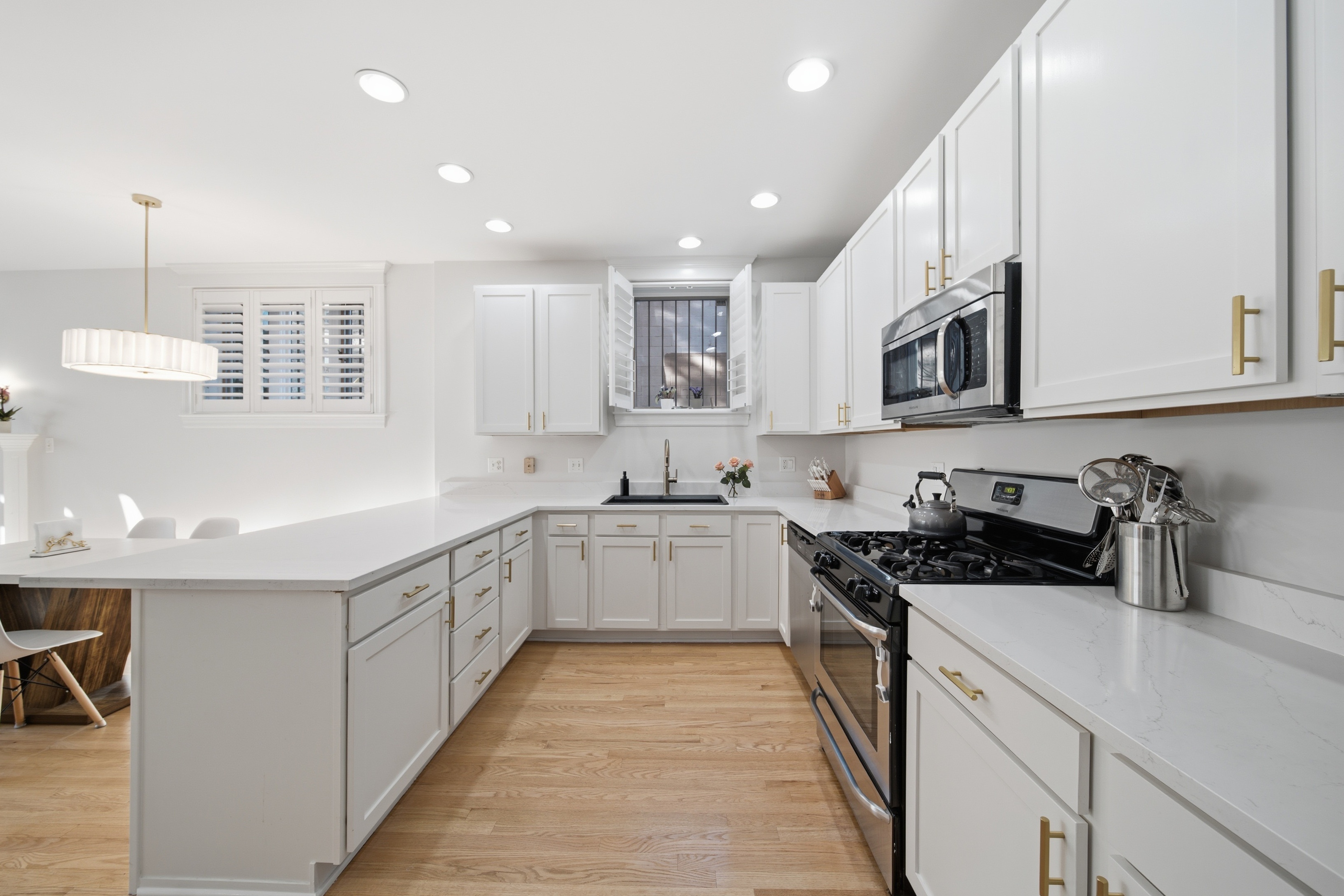  Condo Set on a Beautiful Tree-lined, One-way Street in the Heart of Lakeview - 物件實景