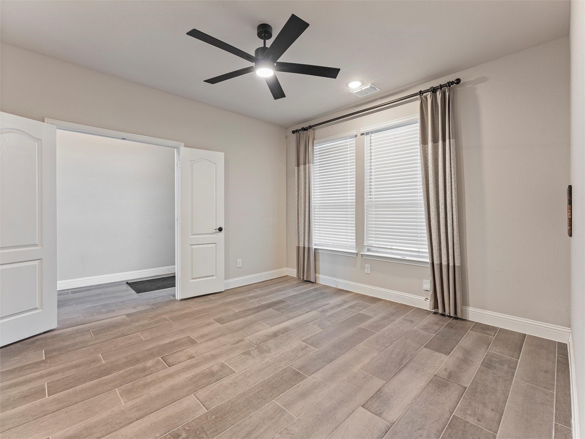 Waxahachie, Texas, 75165, United States, 5 Bedrooms Bedrooms, ,4 BathroomsBathrooms,Residential,For Sale,1989911