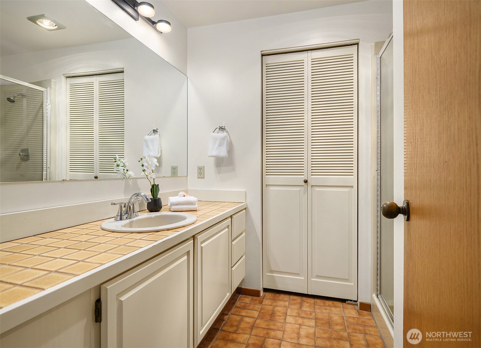 Seattle, Washington, 98109, United States, 2 Bedrooms Bedrooms, ,1 BathroomBathrooms,Residential,For Sale,1903752