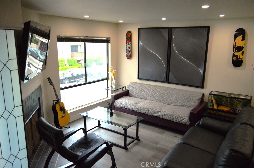 Los Angeles, California, 90025, United States, 2 Bedrooms Bedrooms, ,3 BathroomsBathrooms,Residential,For Sale,1900779