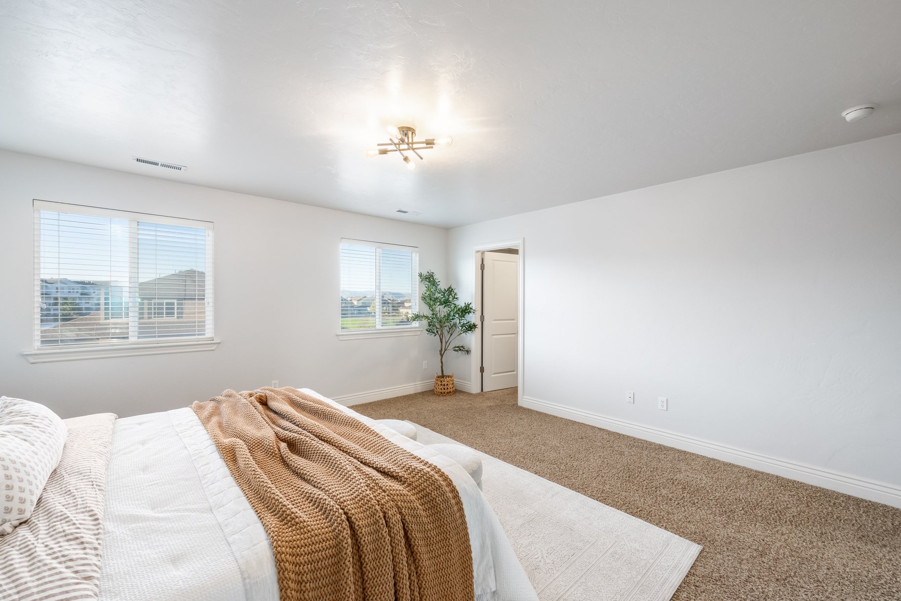  Riverton Corner-Lot Home: 7 Beds, Main-Floor Bedroom, 3-Car Garage & RV Parking - 物件實景