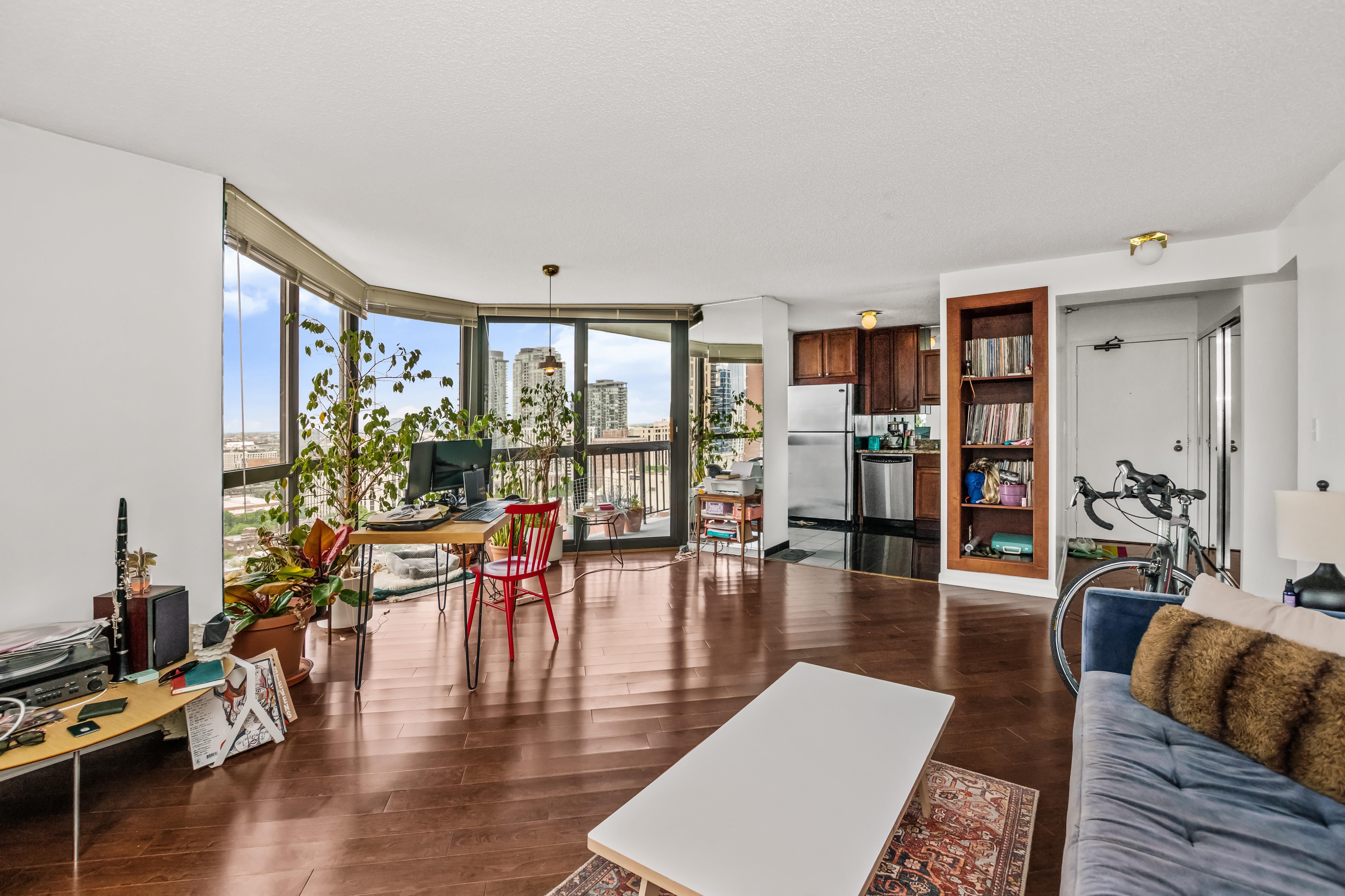  Experience Elevated City Living in this Spacious Southwest Corner Condo - 物件實景