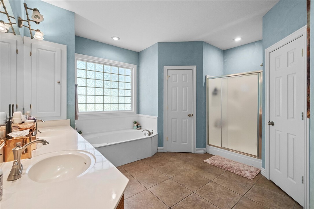 Rogers, Arkansas, 72756, United States, 5 Bedrooms Bedrooms, ,4 BathroomsBathrooms,Residential,For Sale,1838884