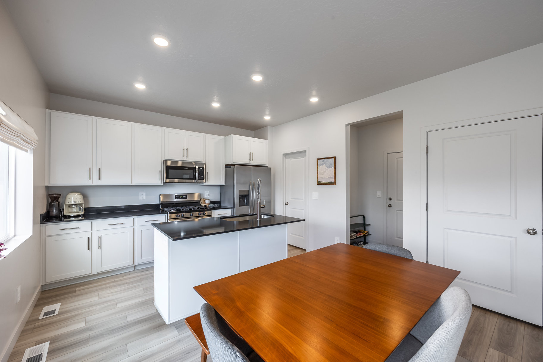  Modern 2023-Built Home with Protected Mountain Views, Walking Distance to School - 物件實景