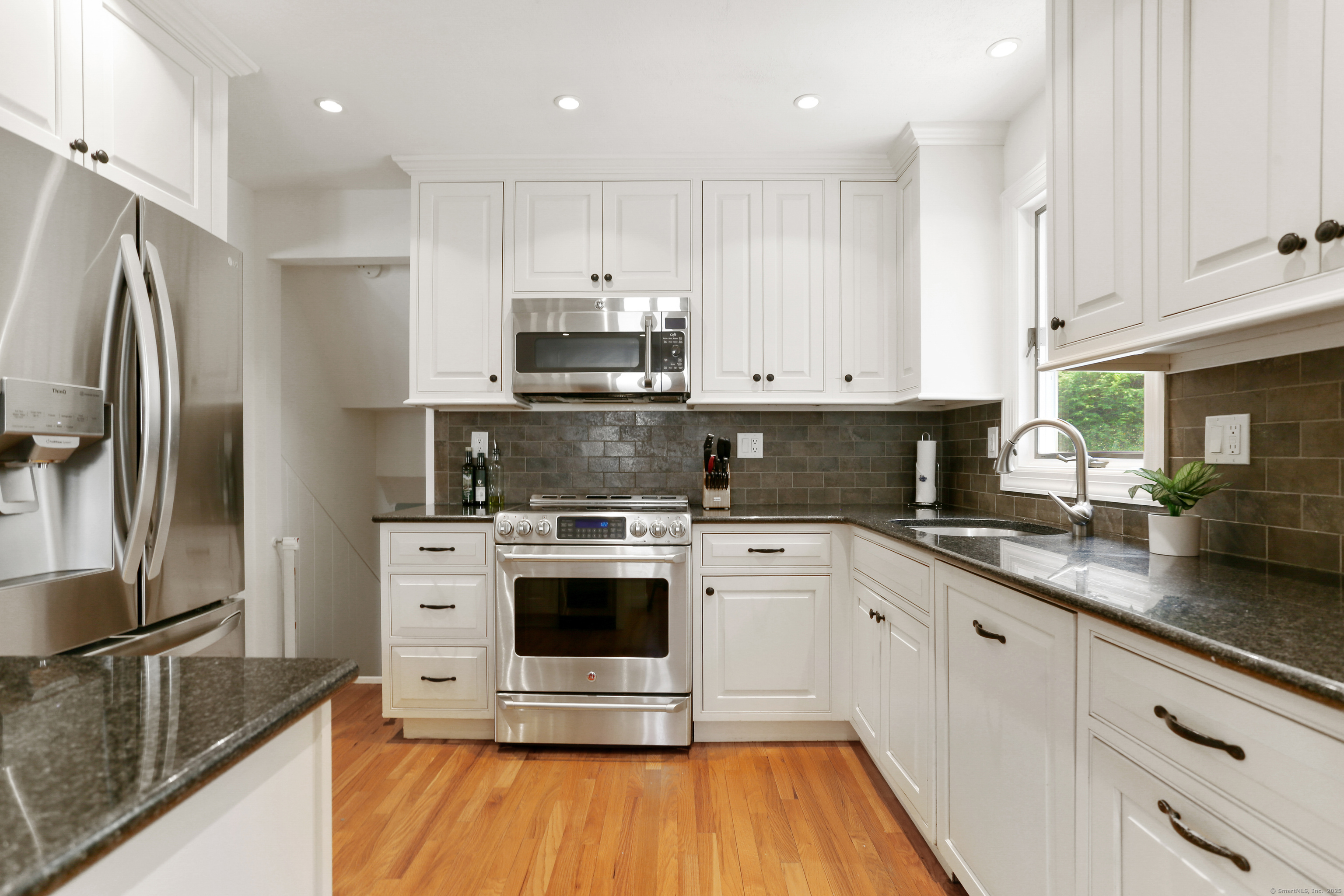 Fairfield, Connecticut, 06824, United States, 3 Bedrooms Bedrooms, ,2 BathroomsBathrooms,Residential,For Sale,1916978