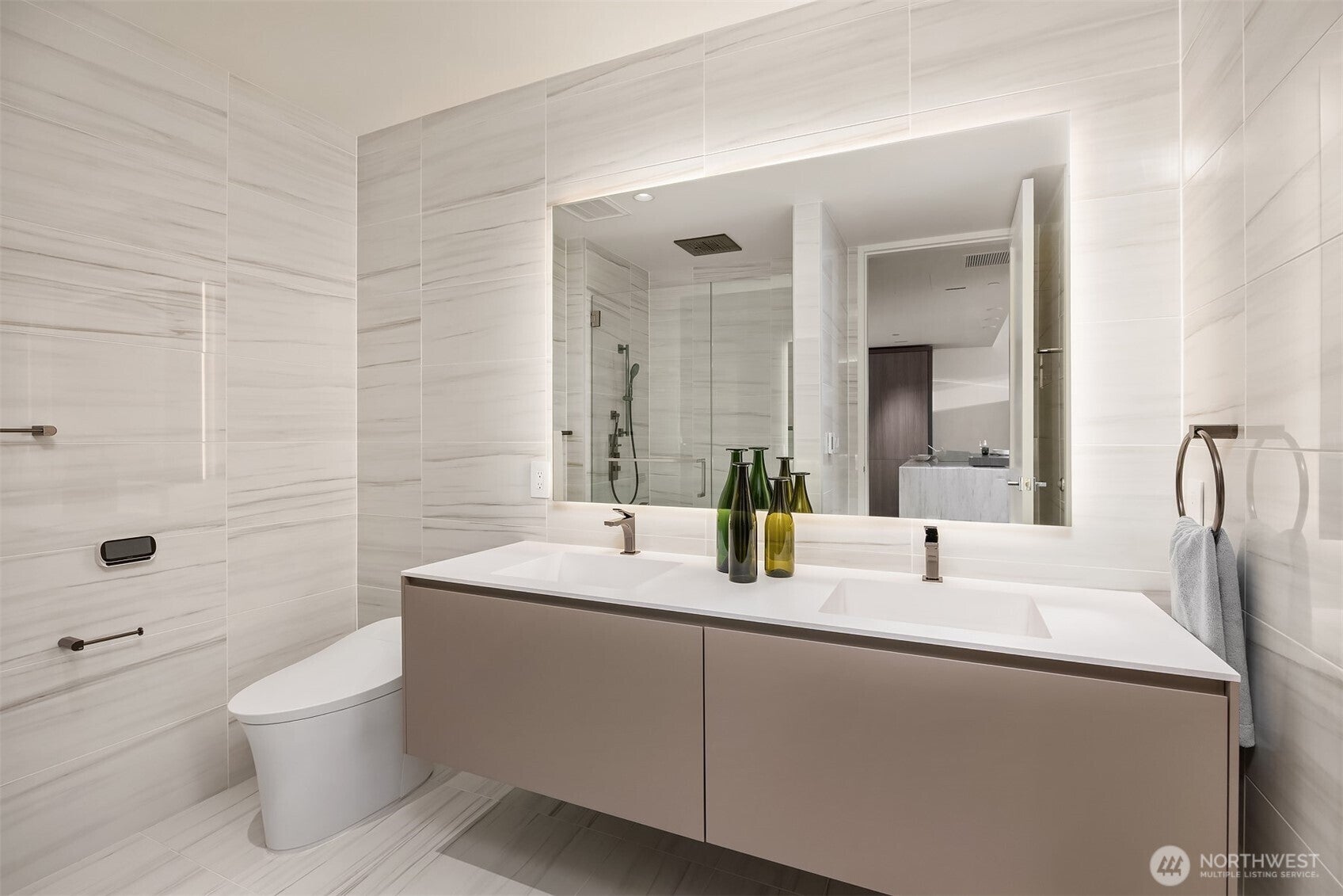 Bellevue, Washington, 98004, United States, 1 Bedroom Bedrooms, ,1 BathroomBathrooms,Residential,For Sale,1987497