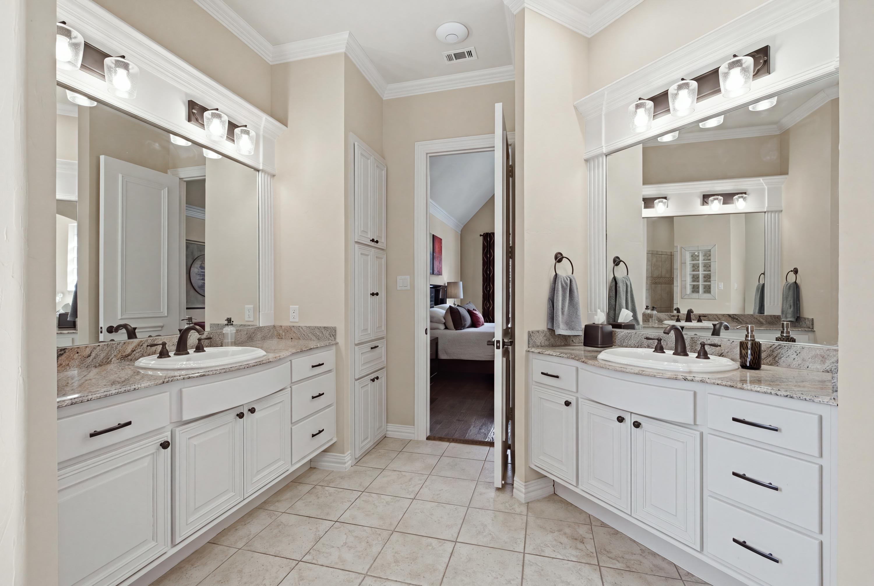  Preston Hollow Home with Pool, Primary Suite Down, 3-Car Garage & Solar - 物件實景