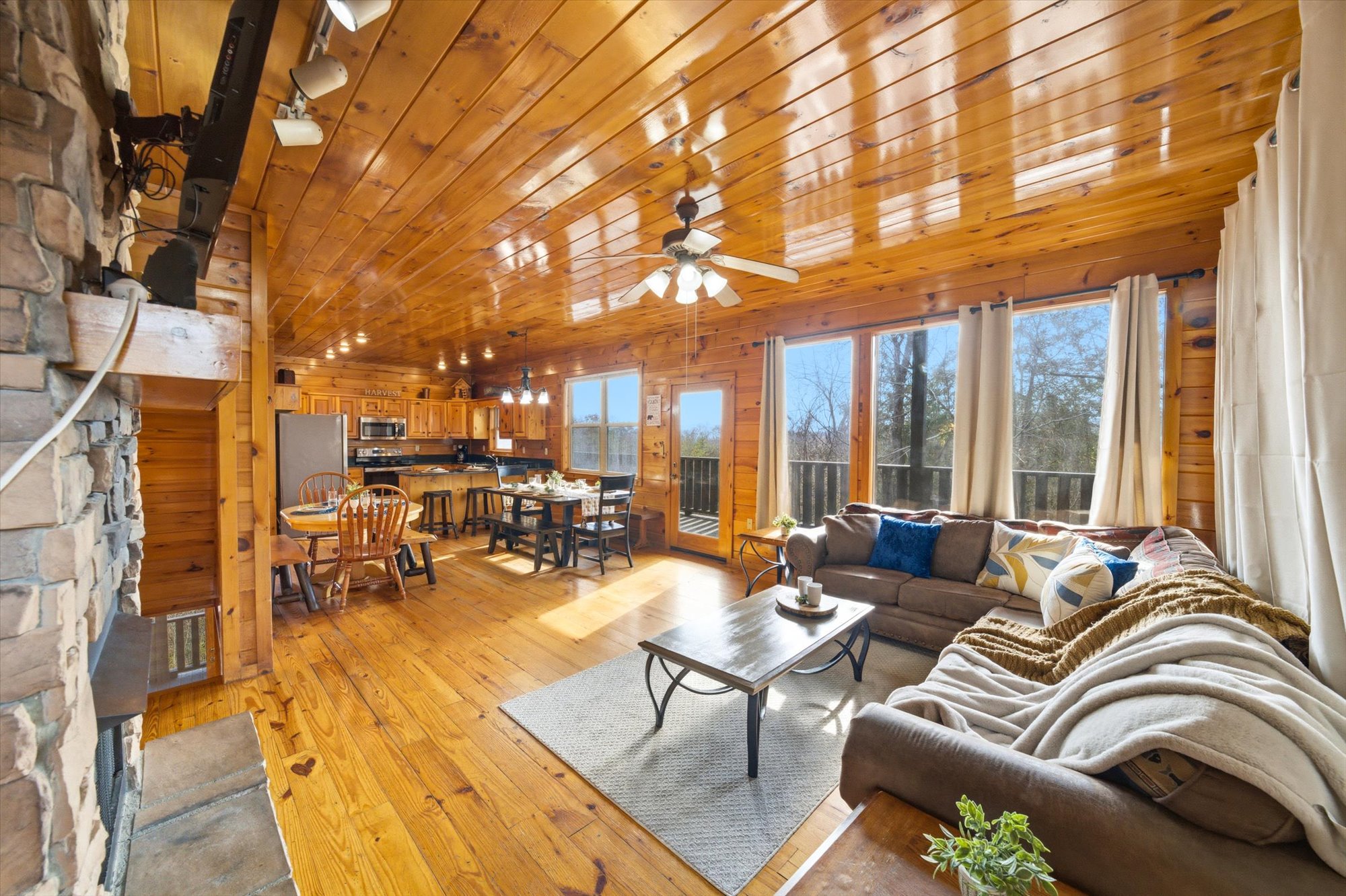 Sevierville, Tennessee, 37876-3406, United States, 3 Bedrooms Bedrooms, ,5 BathroomsBathrooms,Residential,For Sale,2049447
